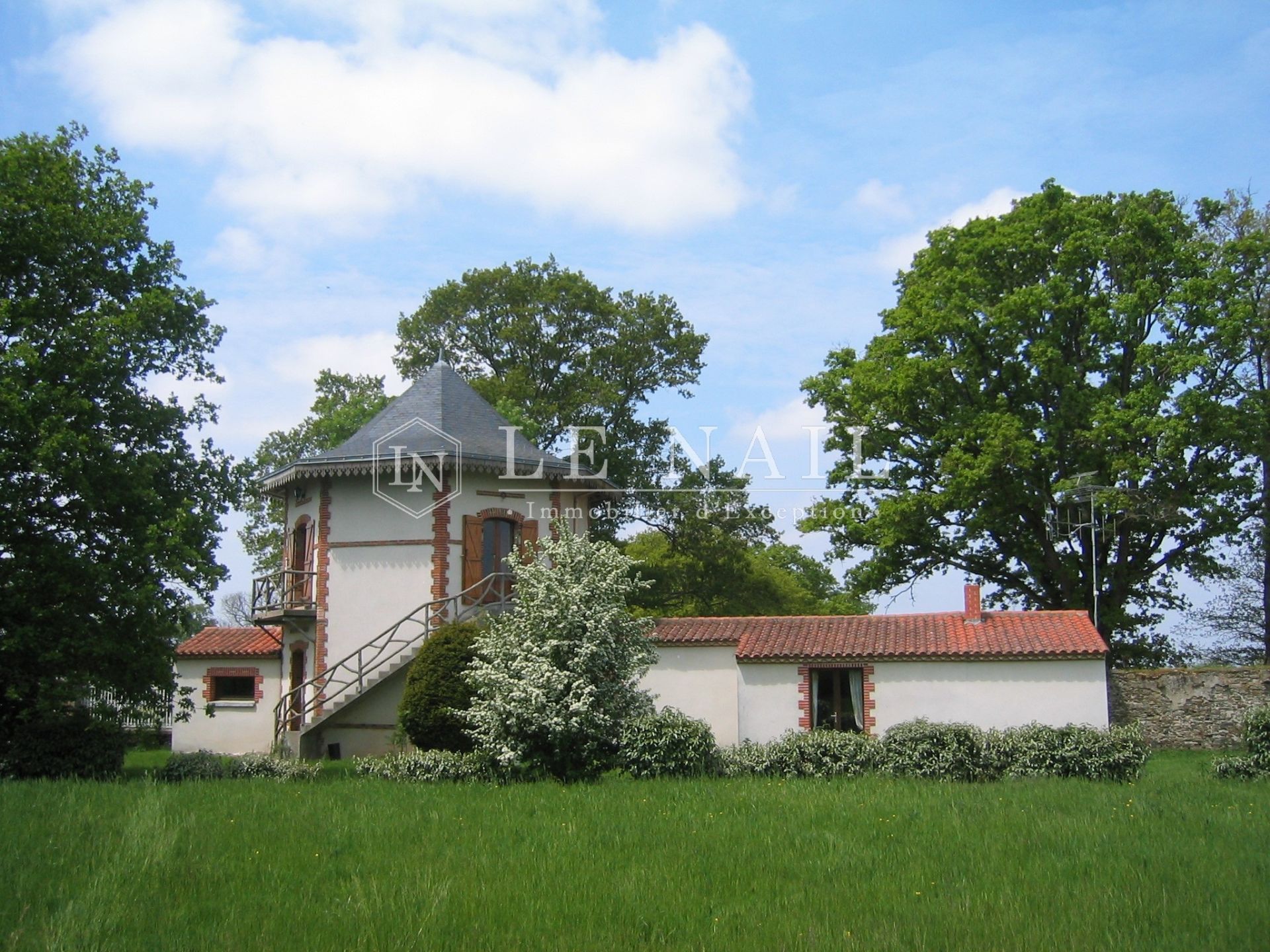 castle 15 rooms for sale on LA ROCHE SUR YON (85000)