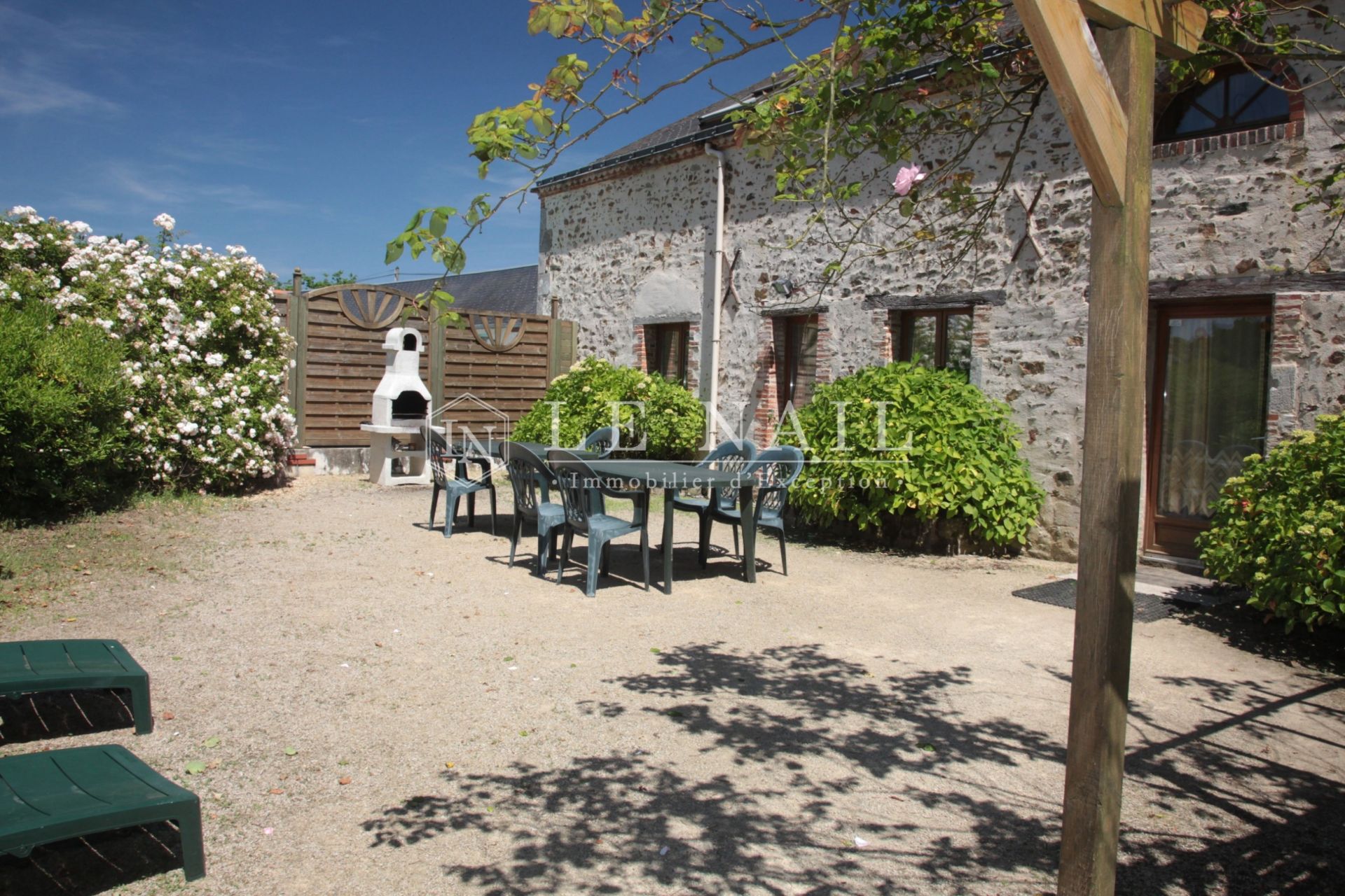 castle 15 rooms for sale on LA ROCHE SUR YON (85000)