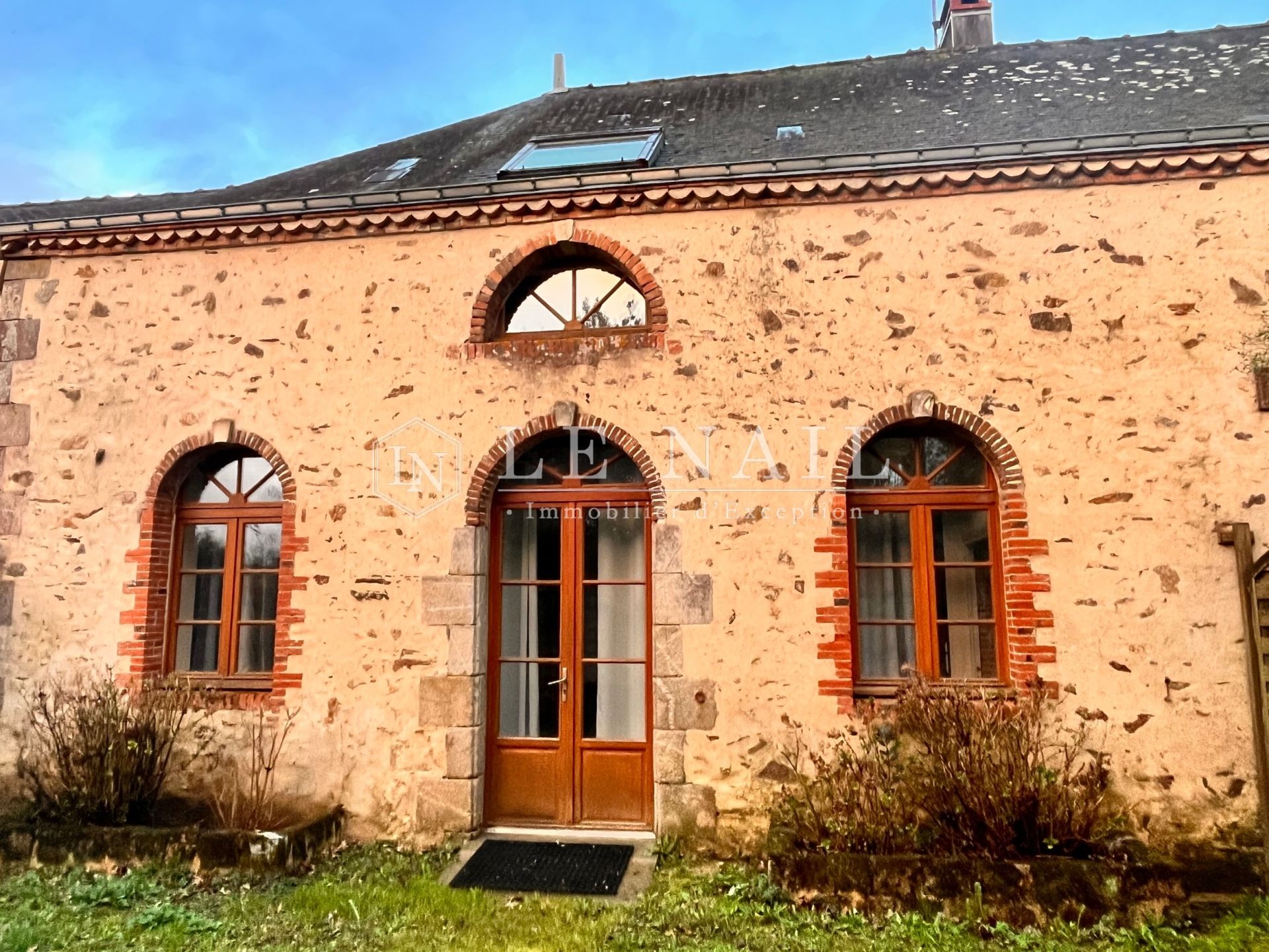 castle 15 rooms for sale on LA ROCHE SUR YON (85000)