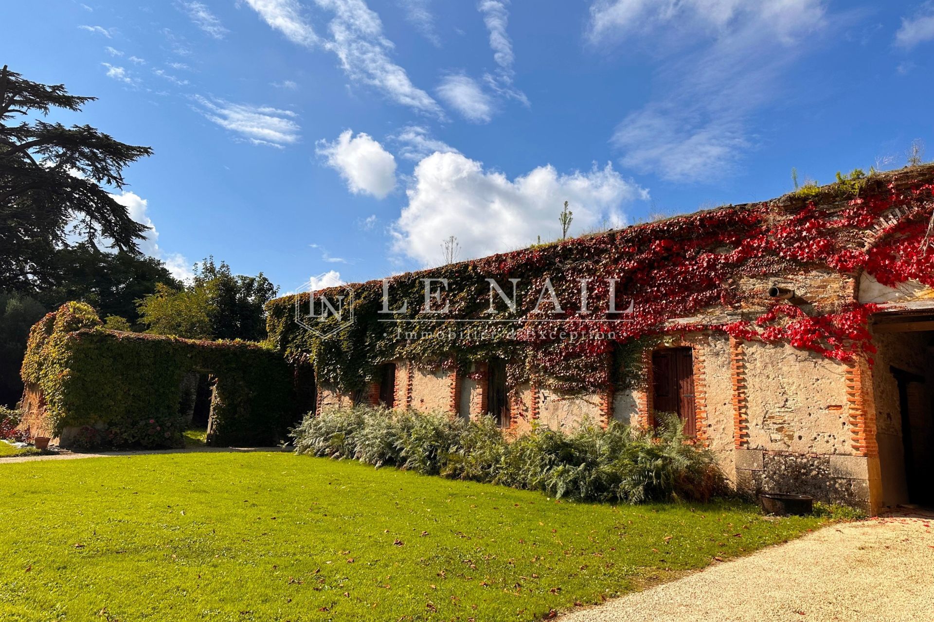 manoir 15 pièces en vente à LA HAIE FOUASSIERE (44690)