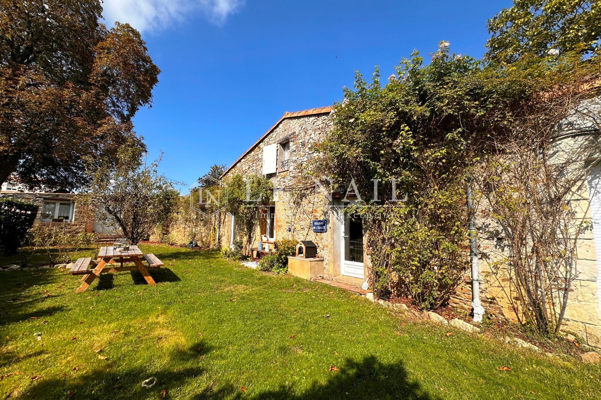 manoir 15 pièces en vente à LA HAIE FOUASSIERE (44690)