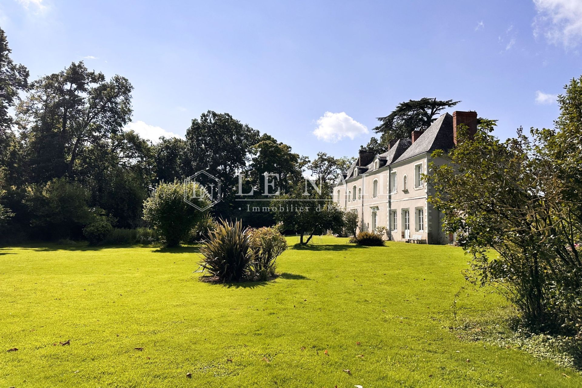 manoir 15 pièces en vente à LA HAIE FOUASSIERE (44690)