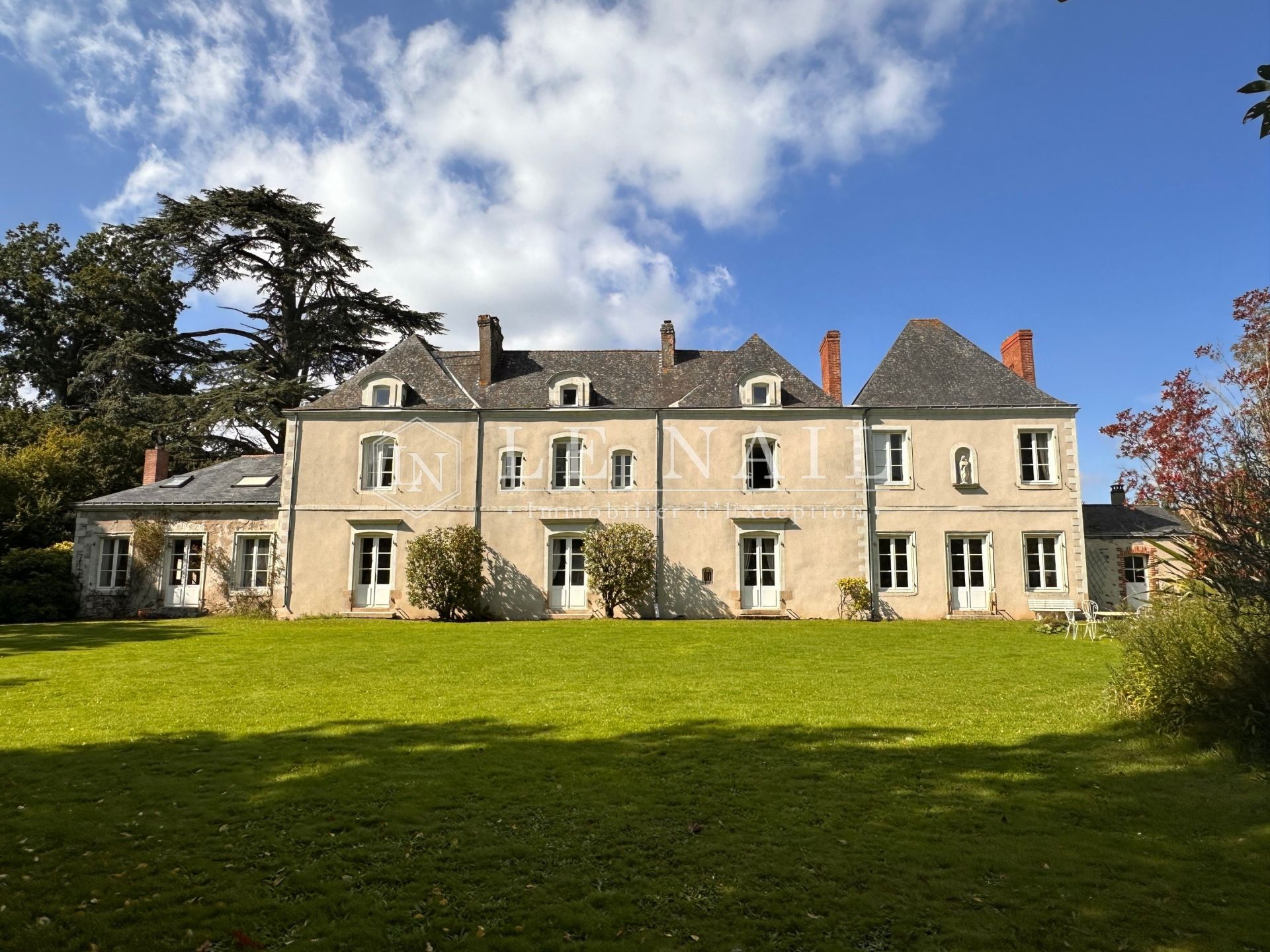 manoir 15 pièces en vente à LA HAIE FOUASSIERE (44690)