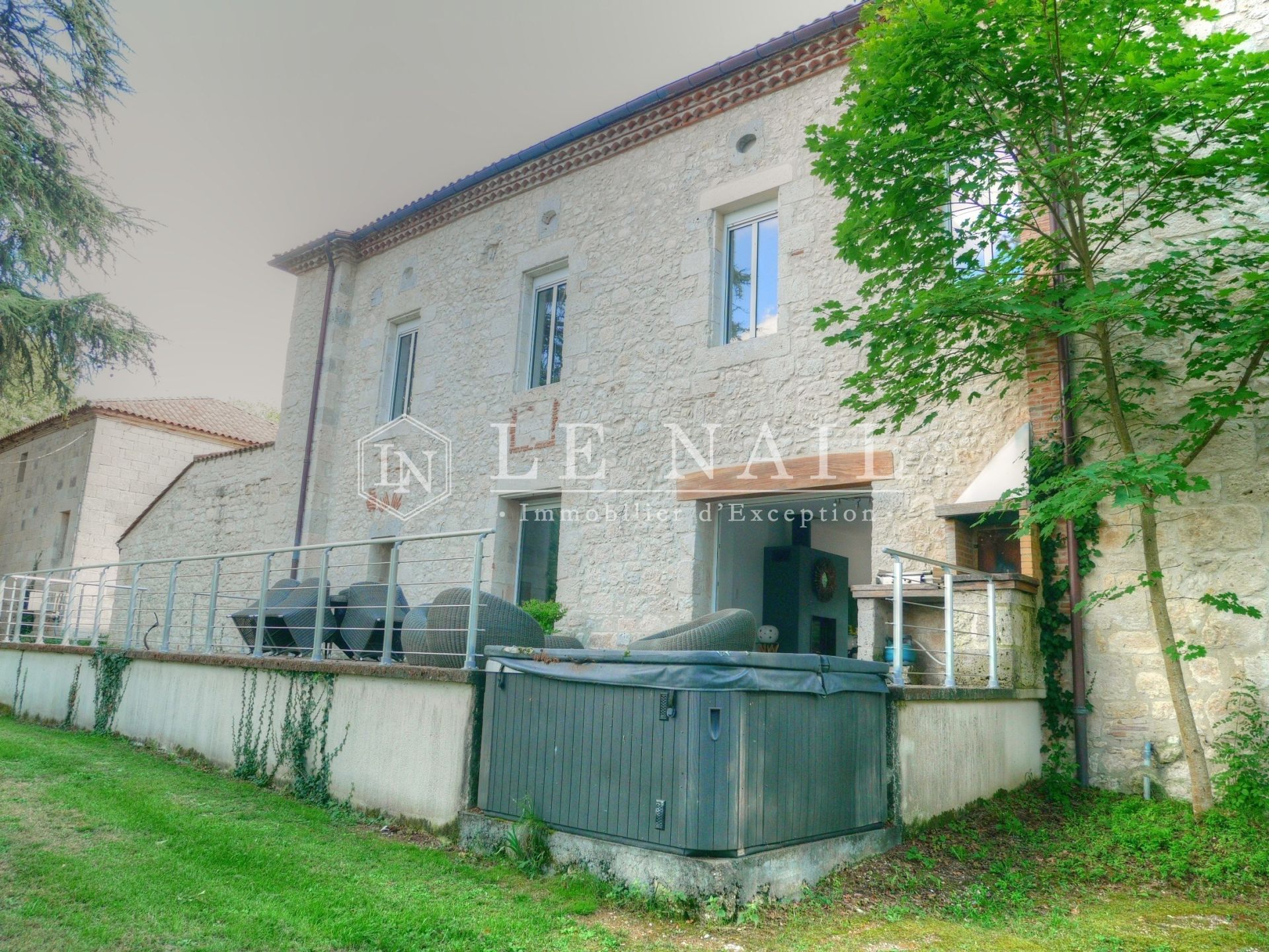 mansion 11 rooms for sale on AGEN (47000)