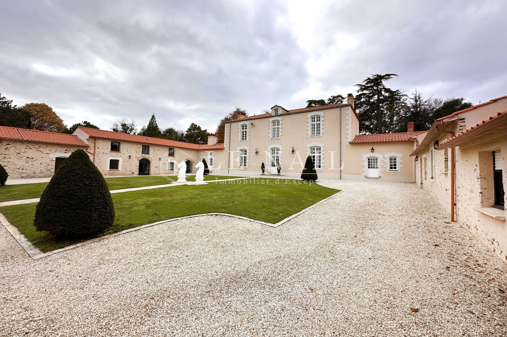 property 14 rooms for sale on LE LOROUX BOTTEREAU (44430)