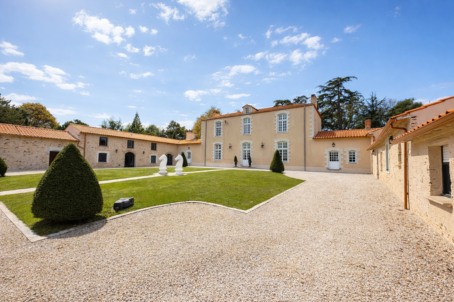 property 14 rooms for sale on LE LOROUX BOTTEREAU (44430)