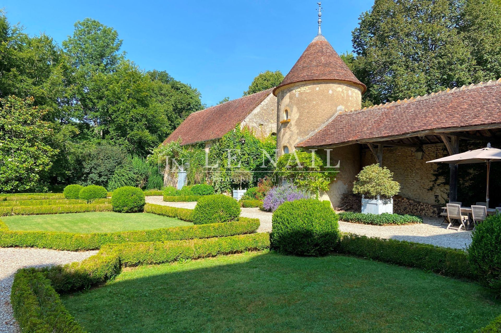 castle 15 rooms for sale on NEVERS (58000)