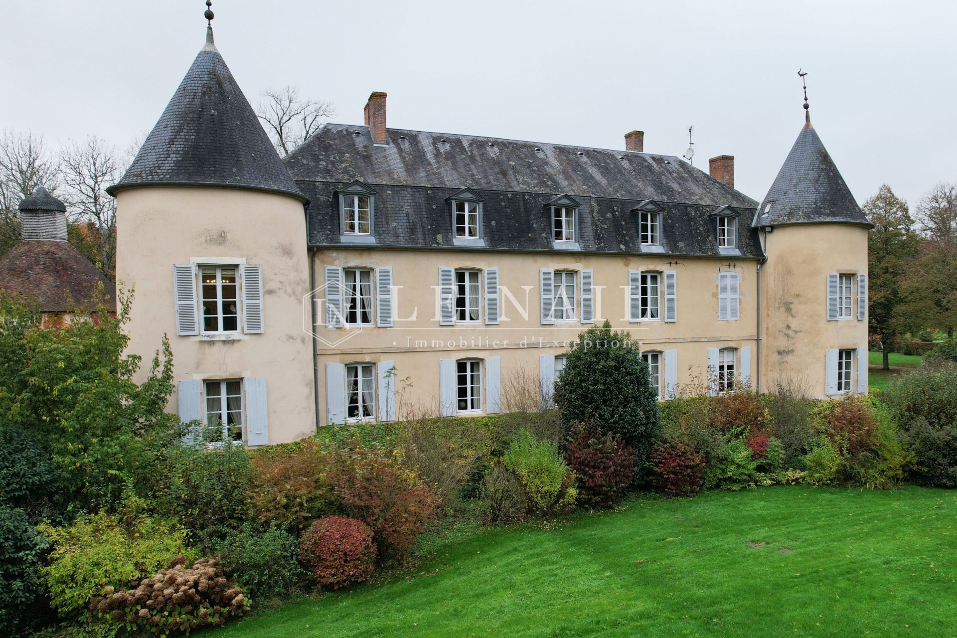 castle 15 rooms for sale on NEVERS (58000)