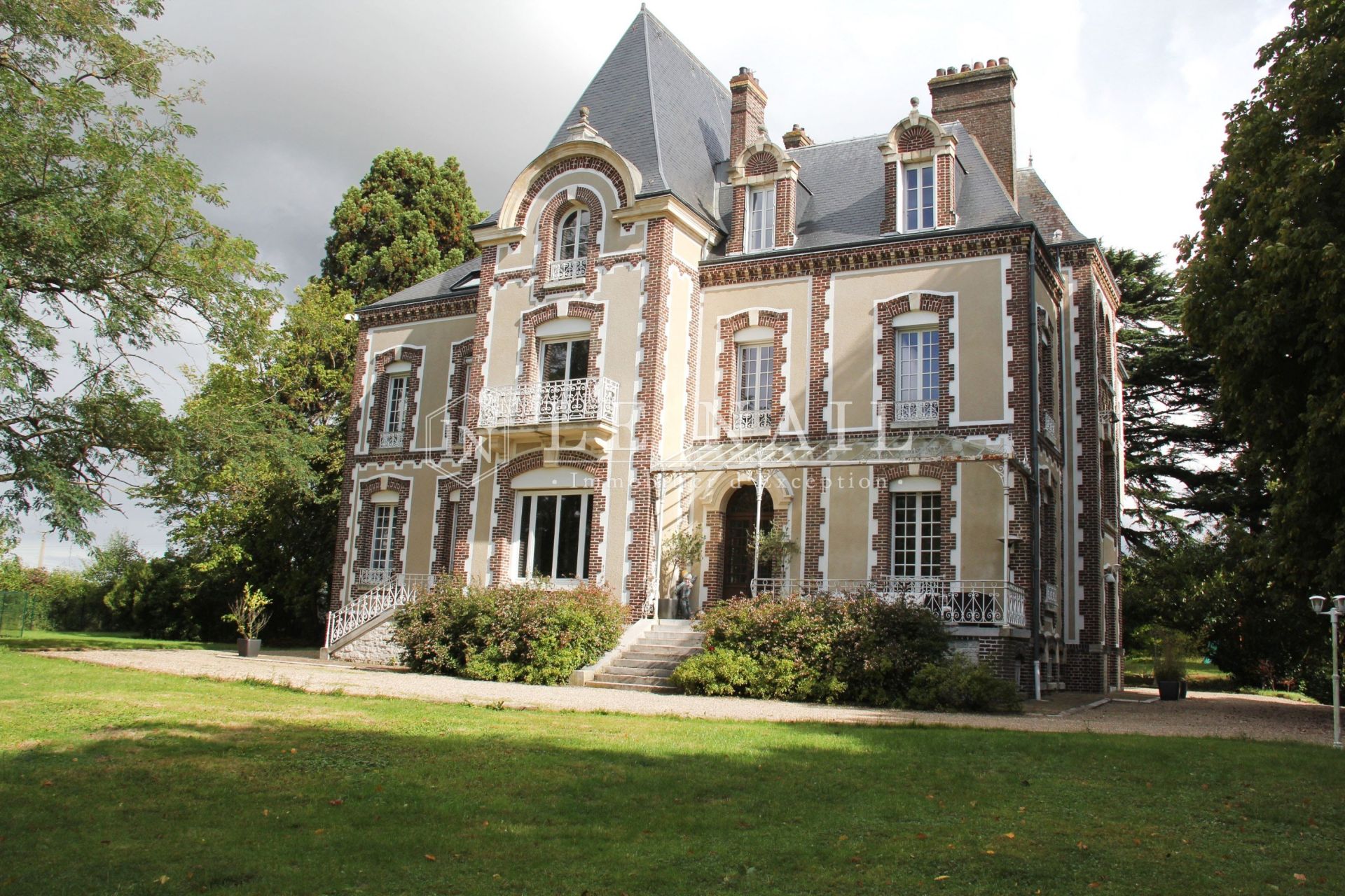 castle 16 rooms for sale on Chaumont en vexin (60240)