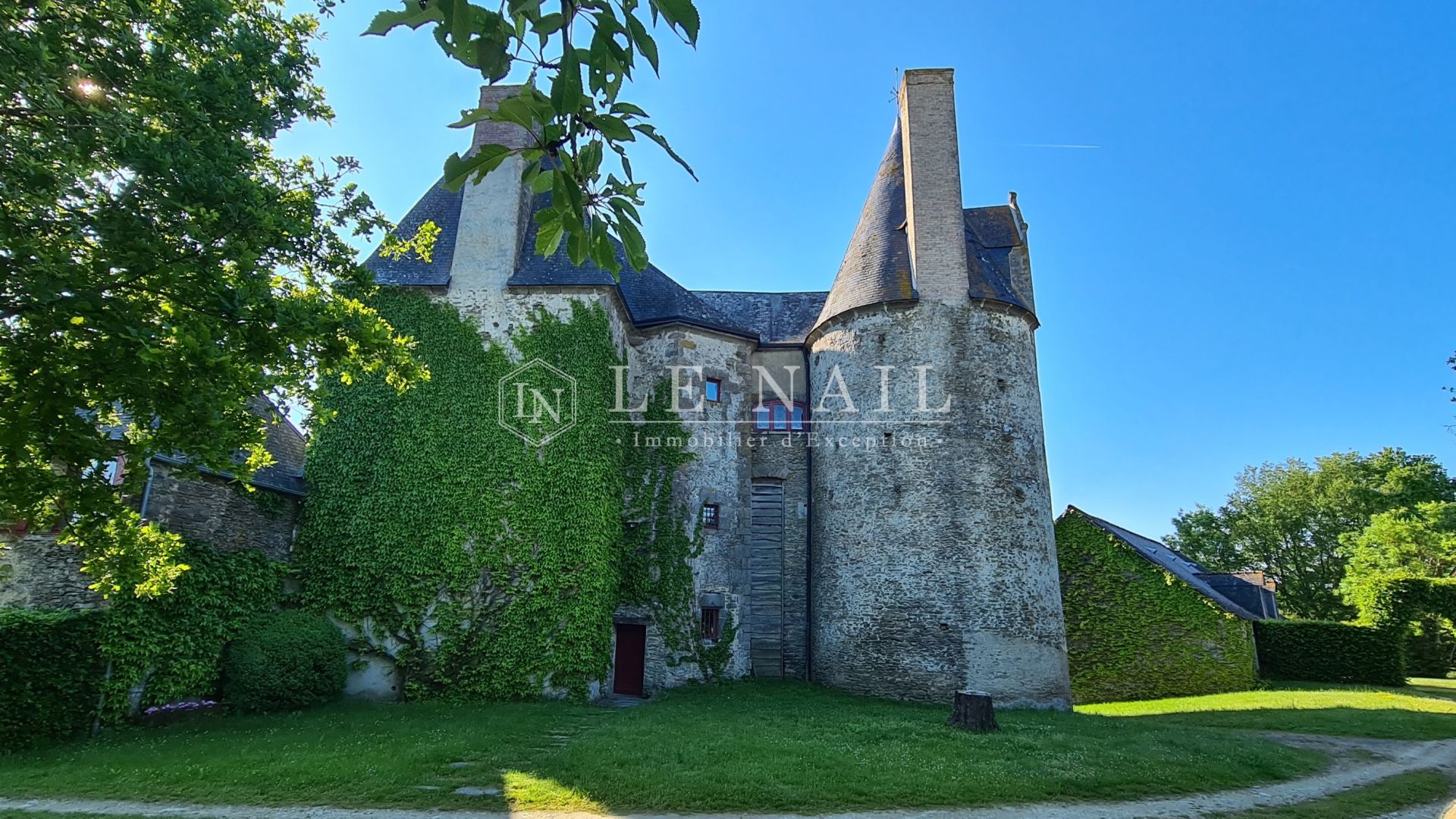 manoir 10 pièces en vente à SILLE LE GUILLAUME (72140)