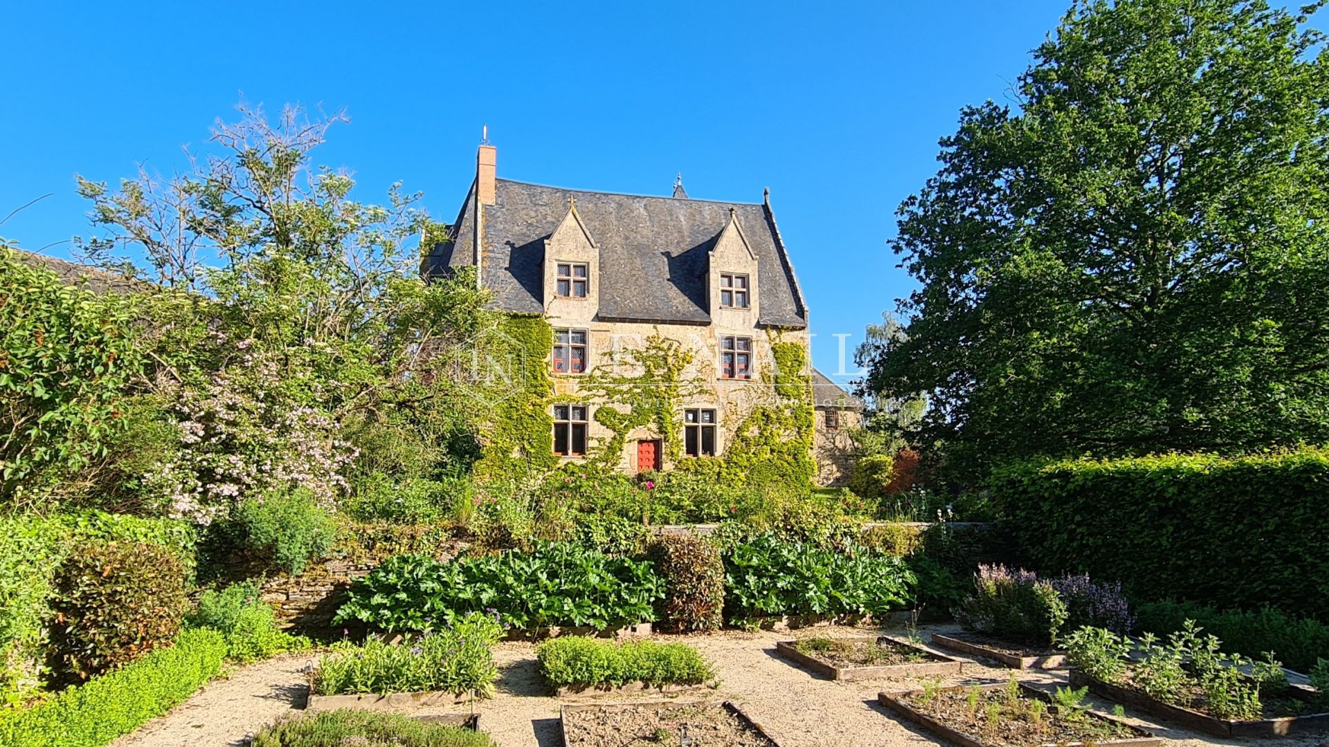 manoir 10 pièces en vente à SILLE LE GUILLAUME (72140)
