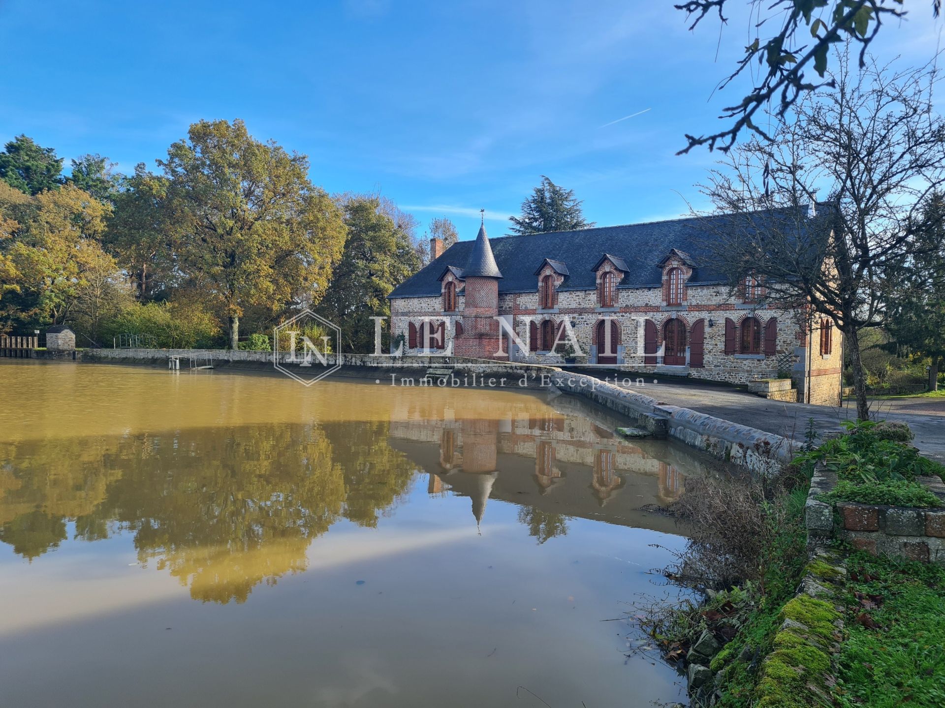 pond for sale on CRAON (53400)
