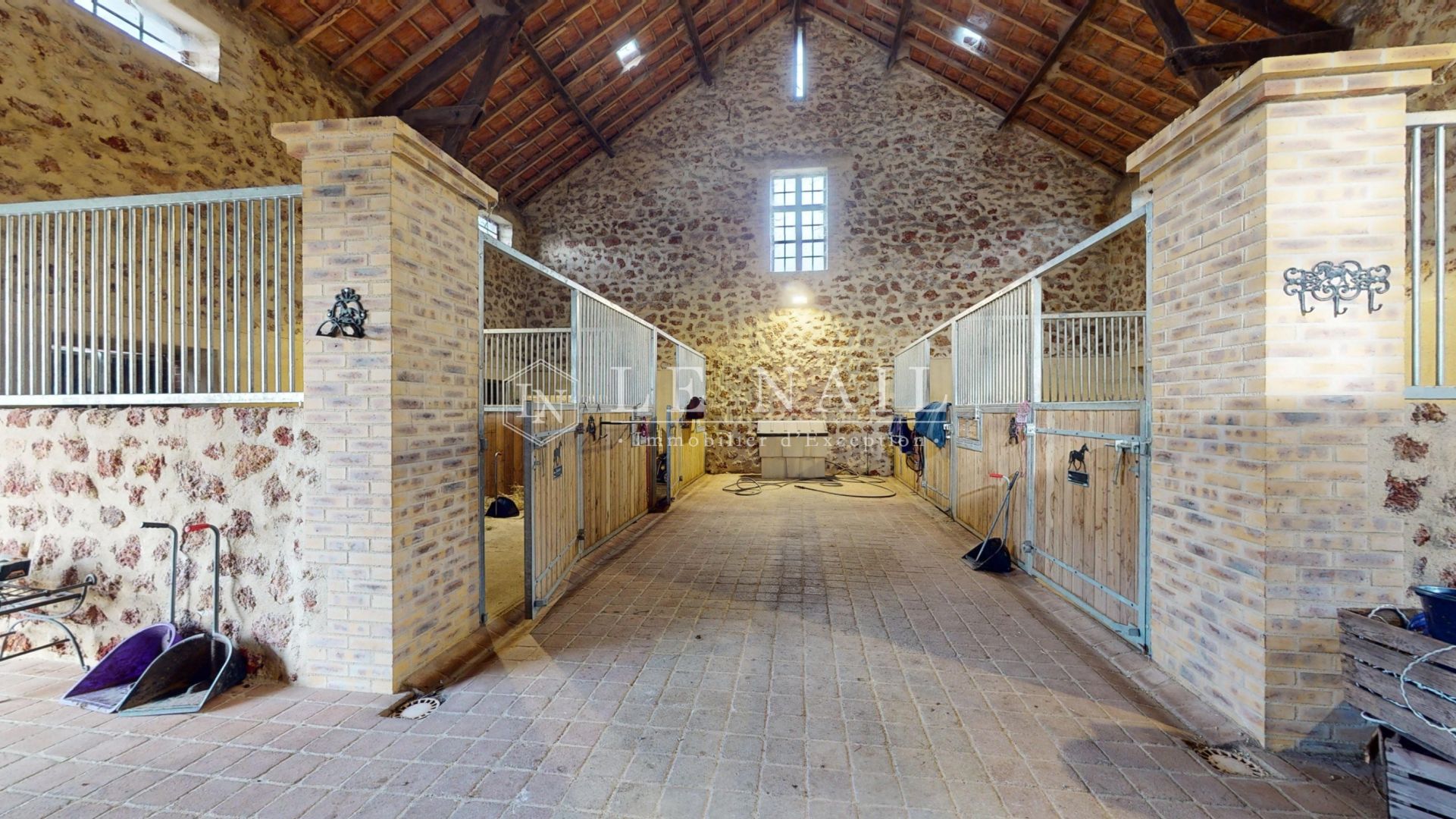 castle 5 rooms for sale on MONTLUCON (03100)