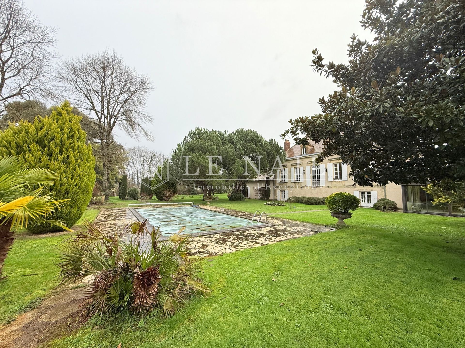 mansion 8 rooms for sale on BERGERAC (24100)