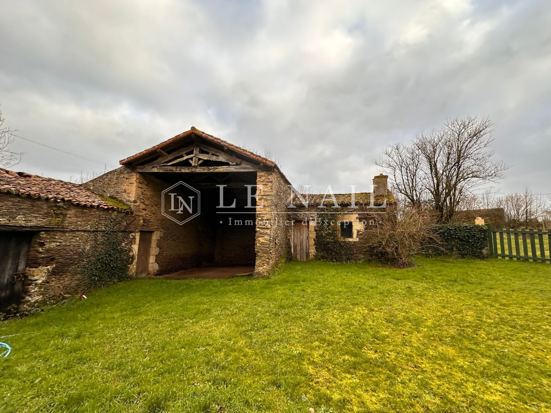 property 6 rooms for sale on BAZOGES EN PAREDS (85390)