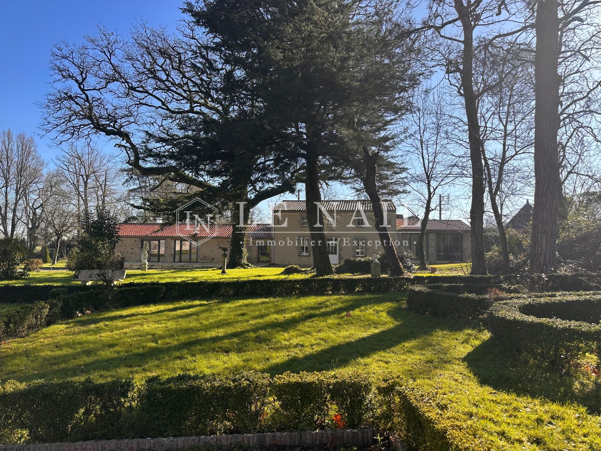 château 13 pièces en vente à BOURNEZEAU (85480)