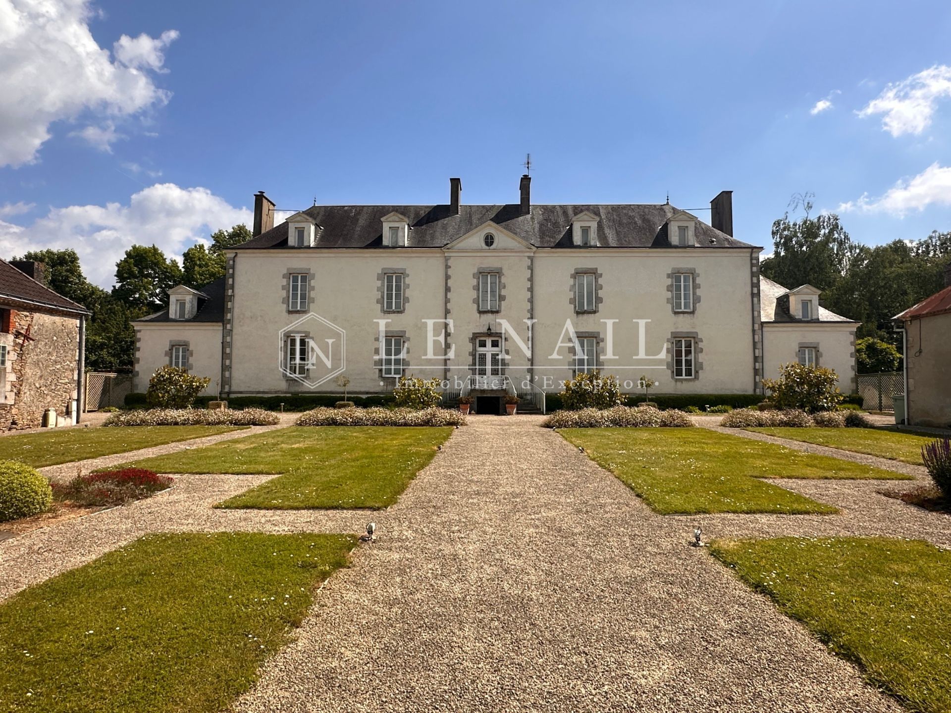 château 11 pièces en vente à LES LUCS SUR BOULOGNE (85170)