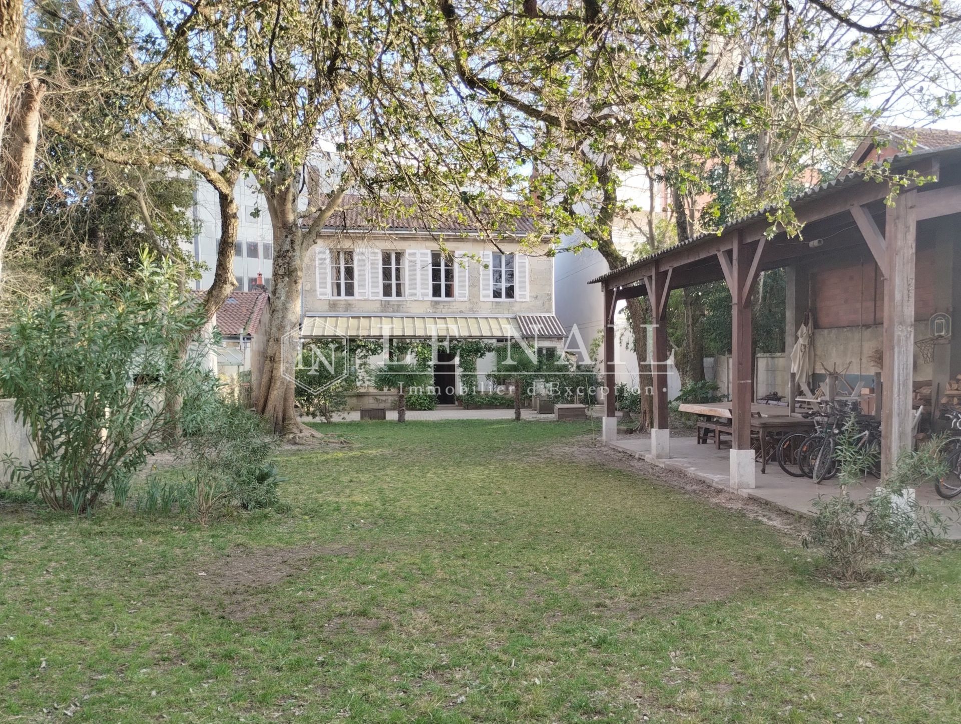 mansion 10 rooms for sale on BORDEAUX (33000)