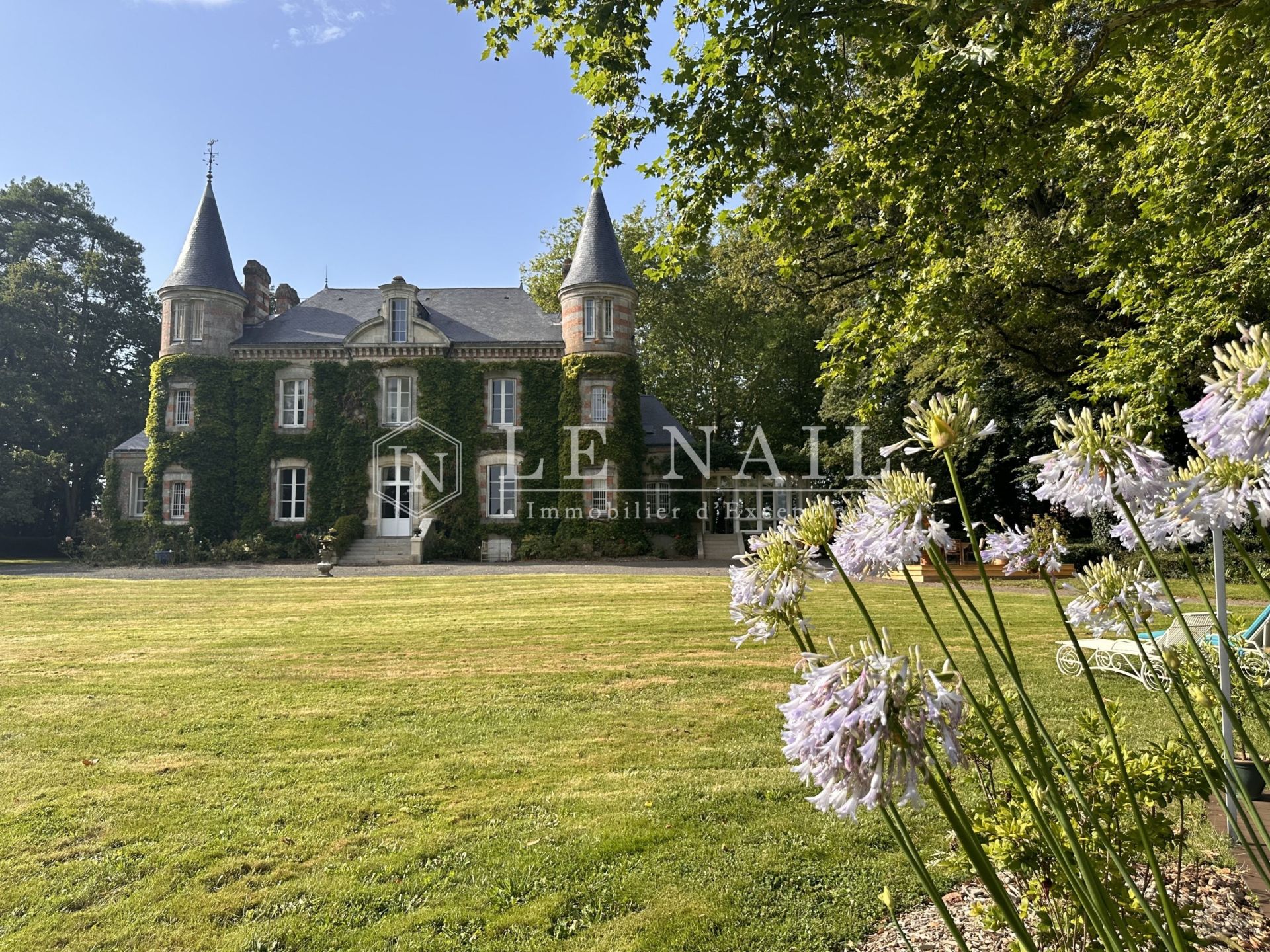 château 10 pièces en vente à BOIS DE CENE (85710)