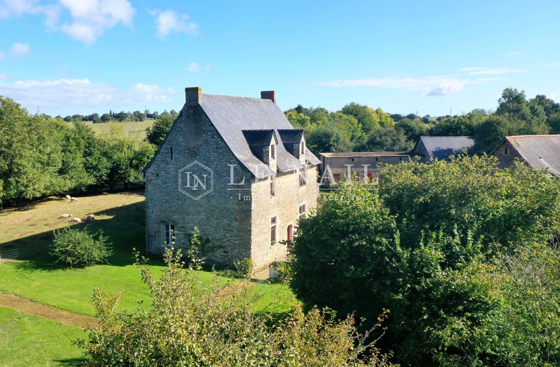 manor house 8 rooms for sale on LAVAL (53000)