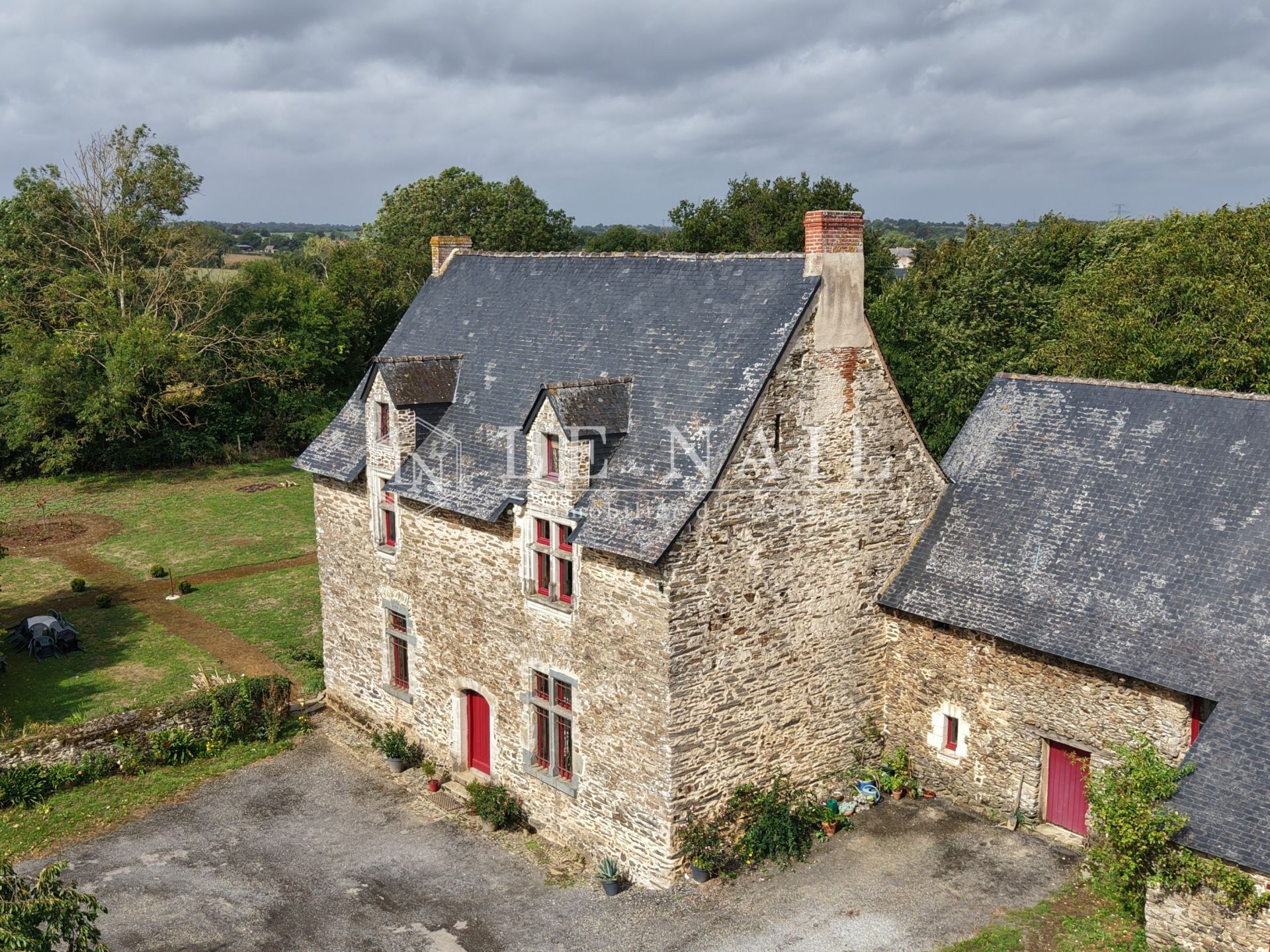 manor house 8 rooms for sale on LAVAL (53000)
