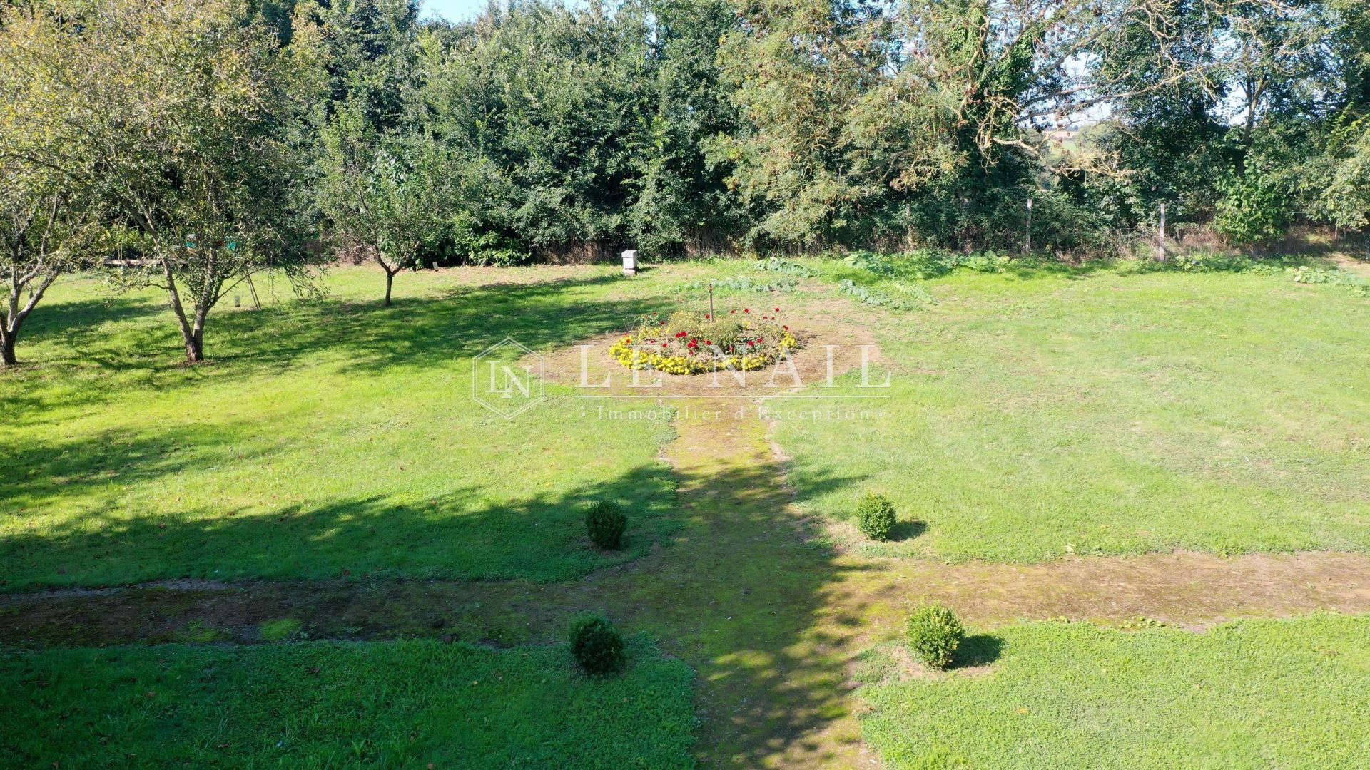 manor house 8 rooms for sale on LAVAL (53000)