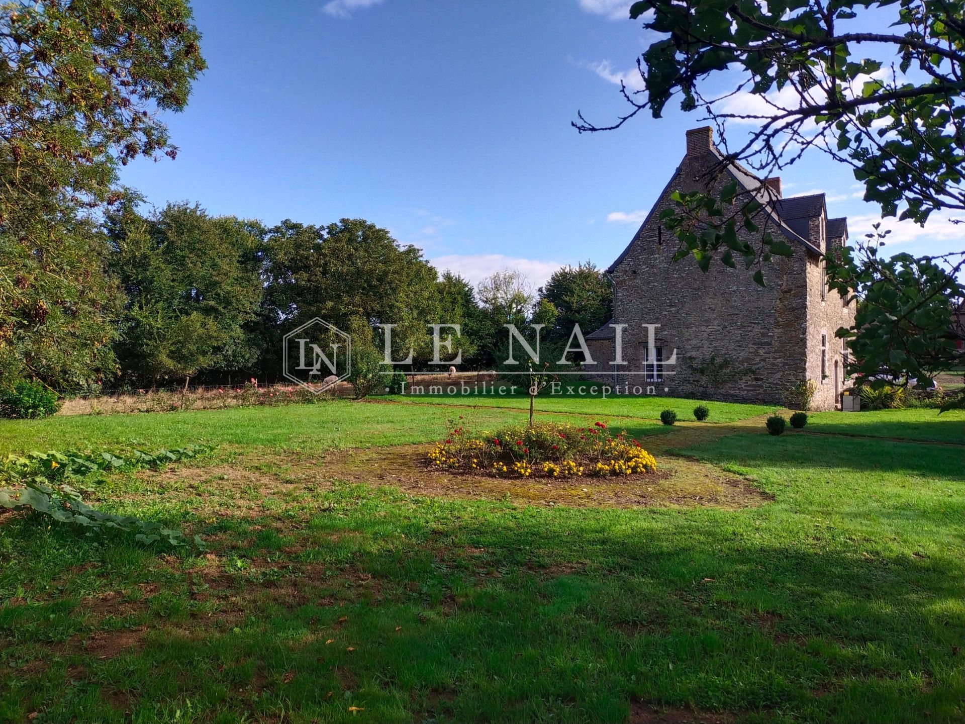 manor house 8 rooms for sale on LAVAL (53000)