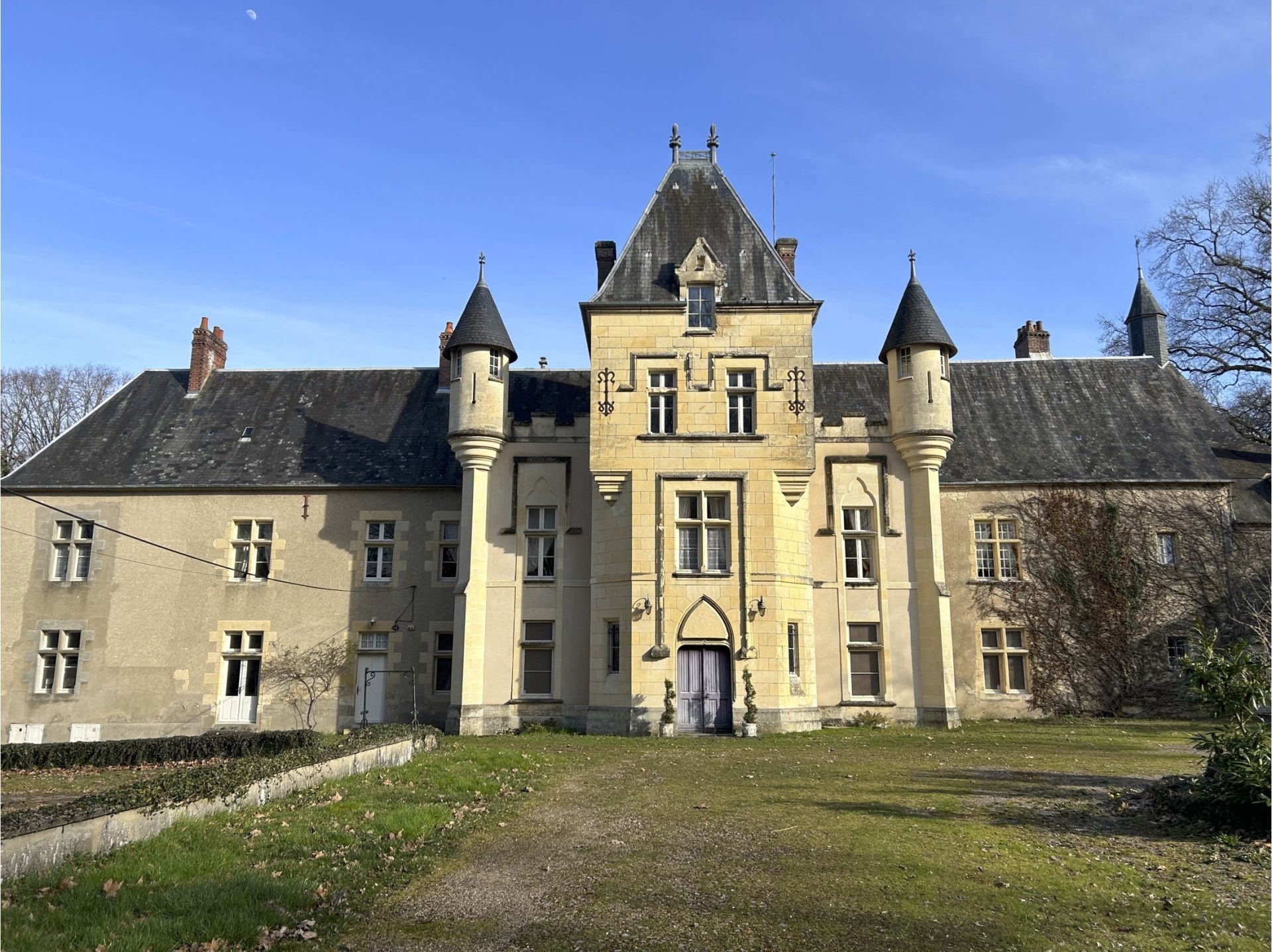 castle 11 rooms for sale on NEVERS (58000)