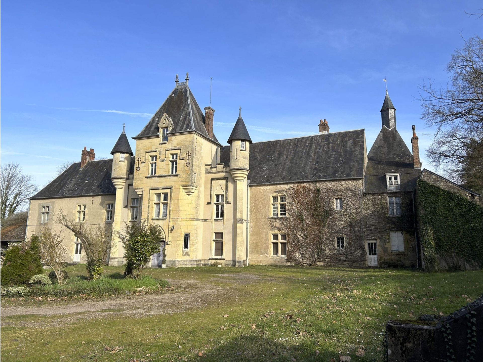castle 11 rooms for sale on NEVERS (58000)