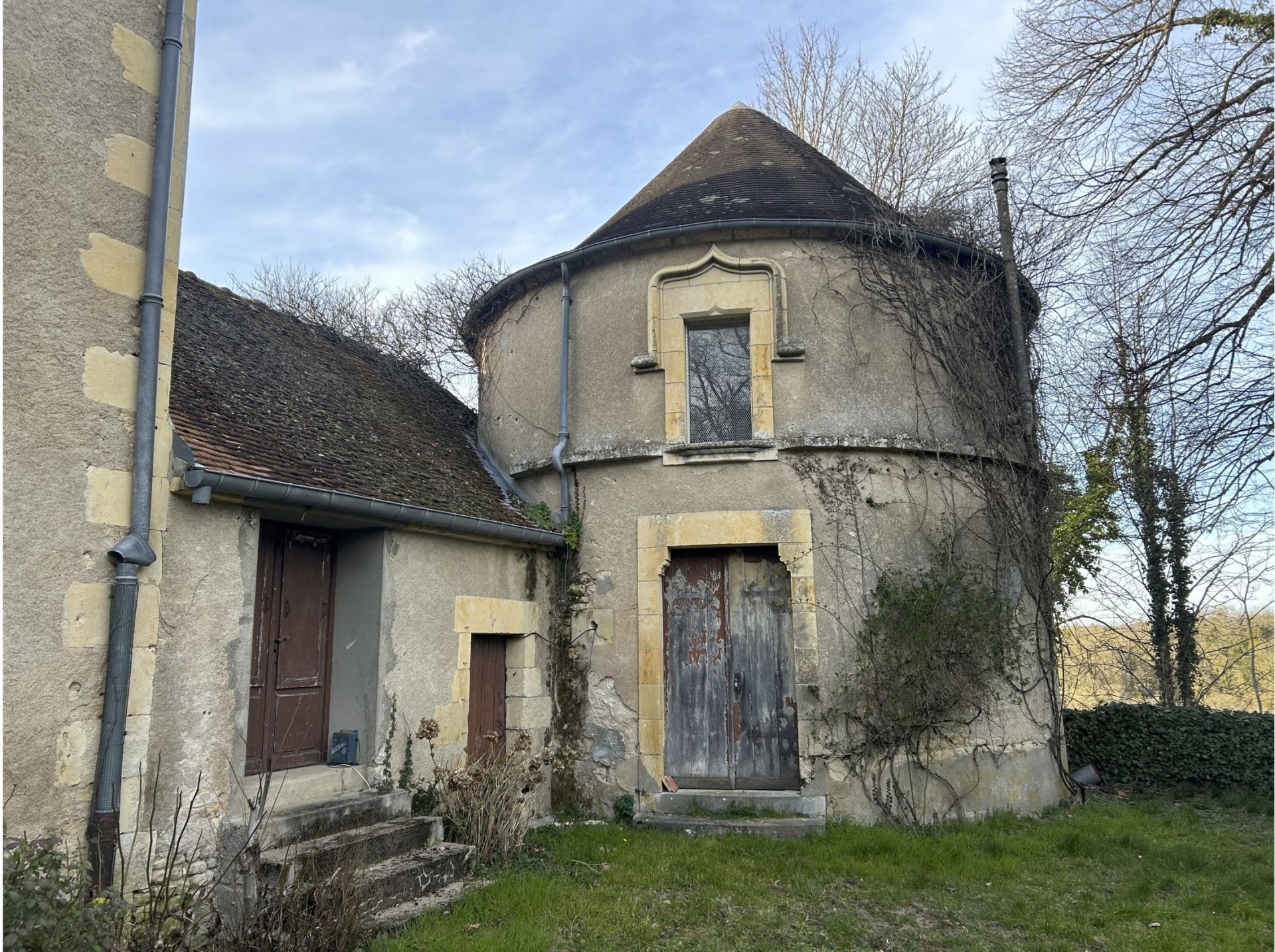 castle 11 rooms for sale on NEVERS (58000)