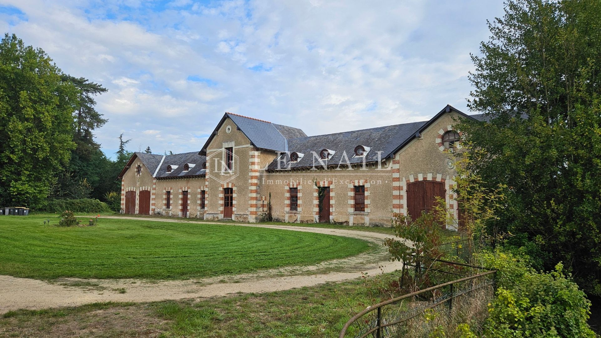 corps de ferme 9 pièces en vente à ANGERS (49000)