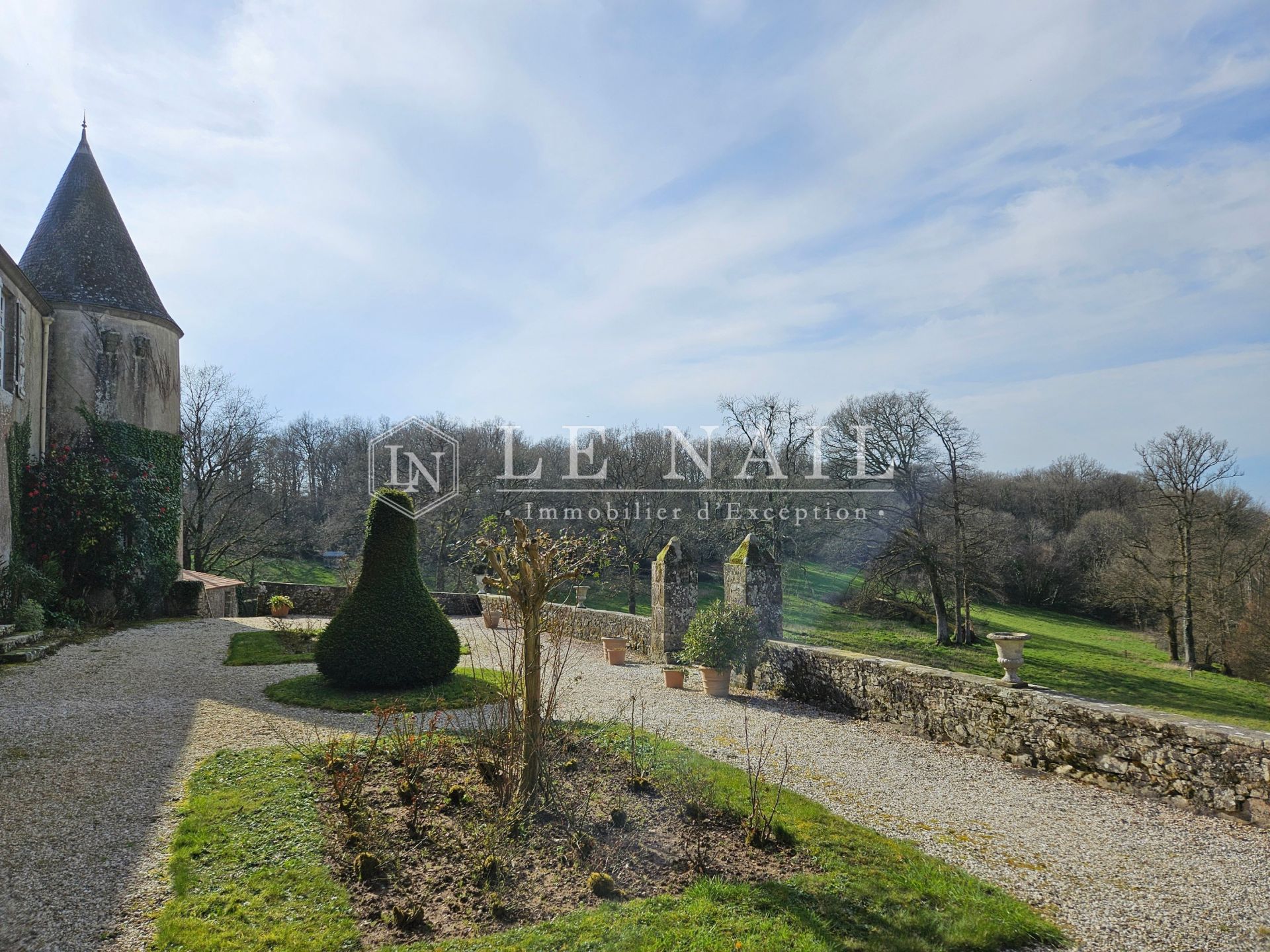 castle 10 rooms for sale on BEAULIEU SOUS LA ROCHE (85190)