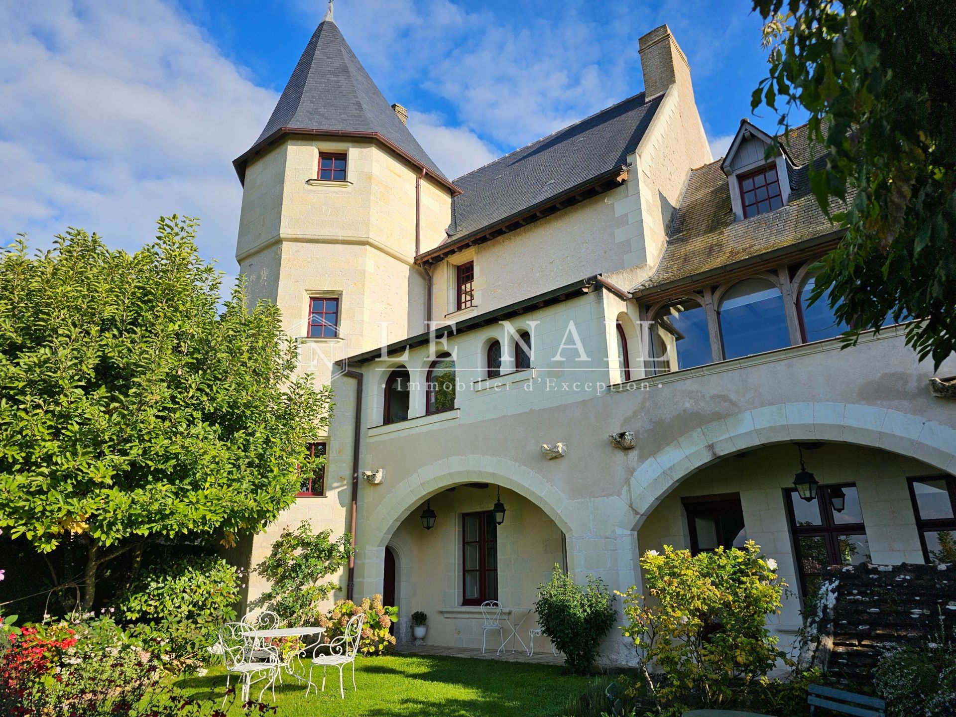 property 14 rooms for sale on SAUMUR (49400)