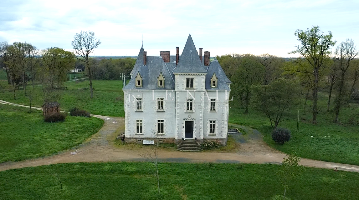 château 12 pièces en vente à STE HERMINE (85210)