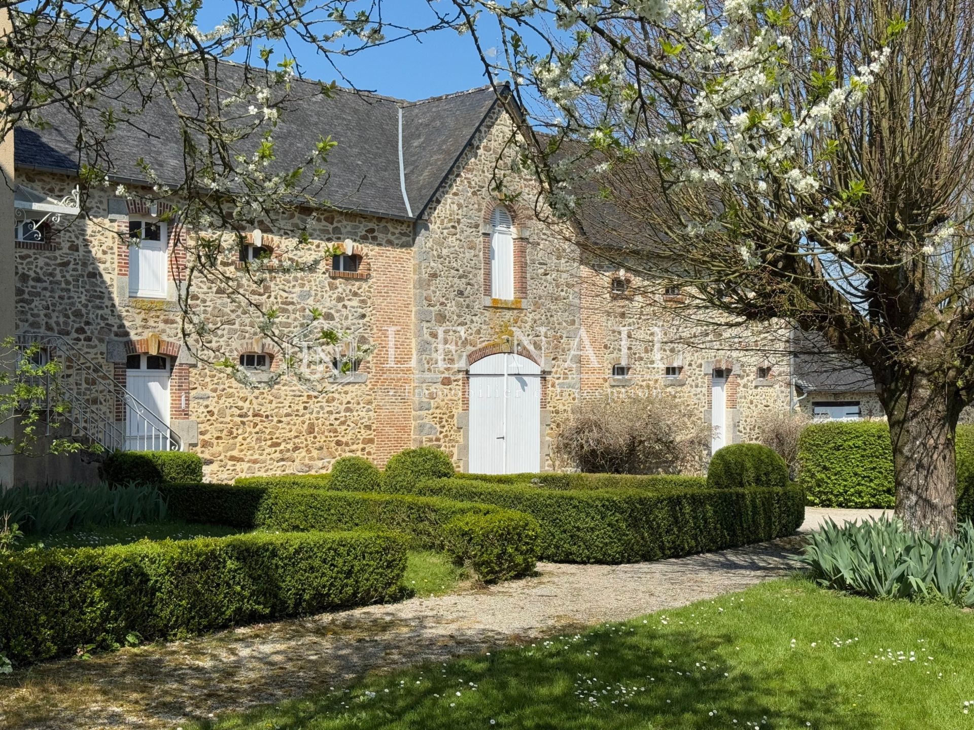 maison de maître 12 pièces en vente à LAVAL (53000)