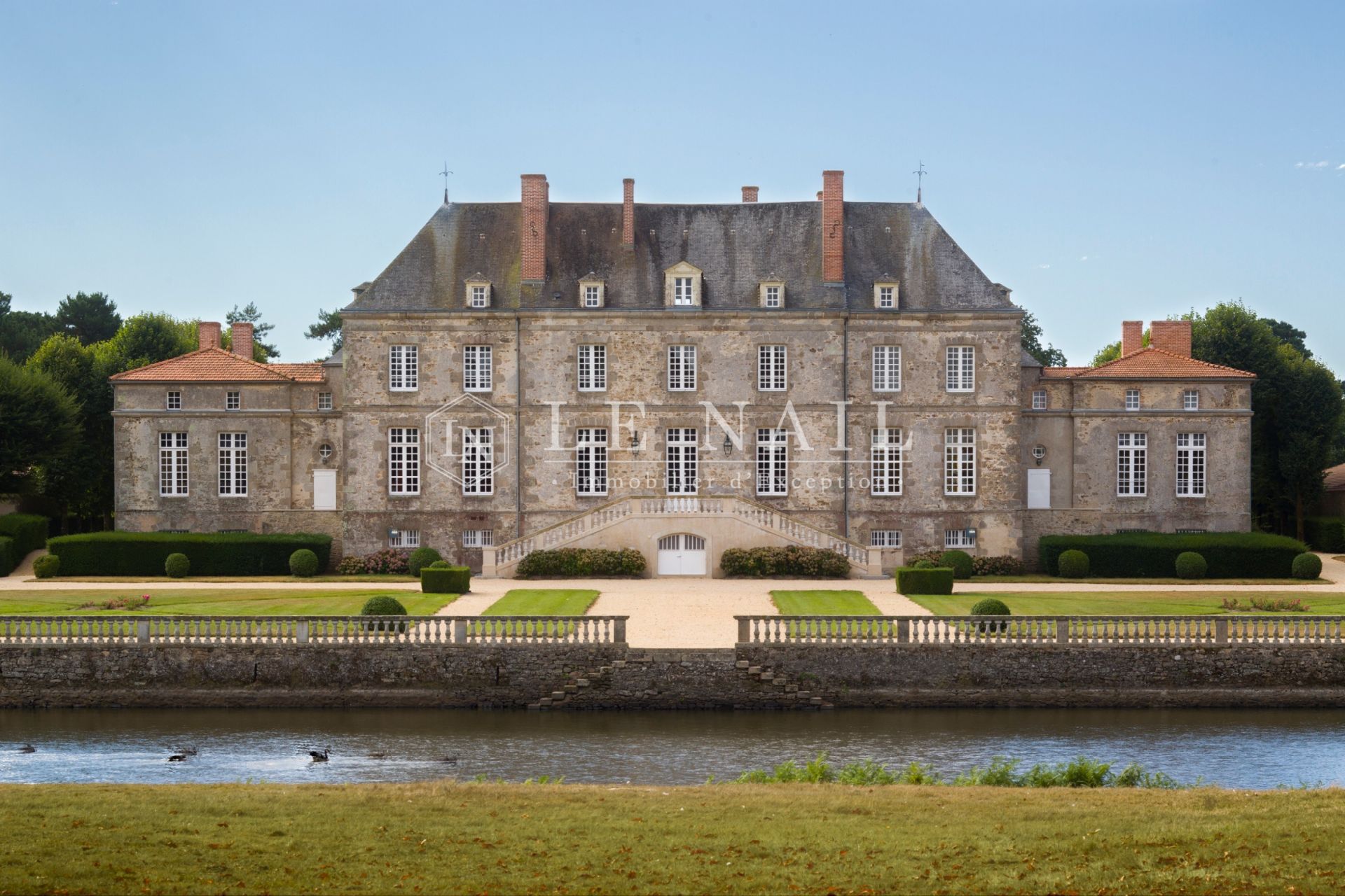 castle 16 rooms for sale on LA ROCHE SUR YON (85000)