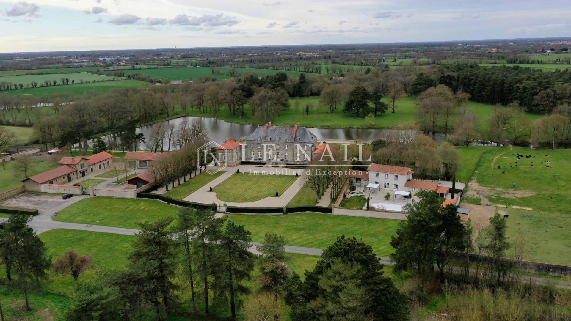 castle 16 rooms for sale on LA ROCHE SUR YON (85000)
