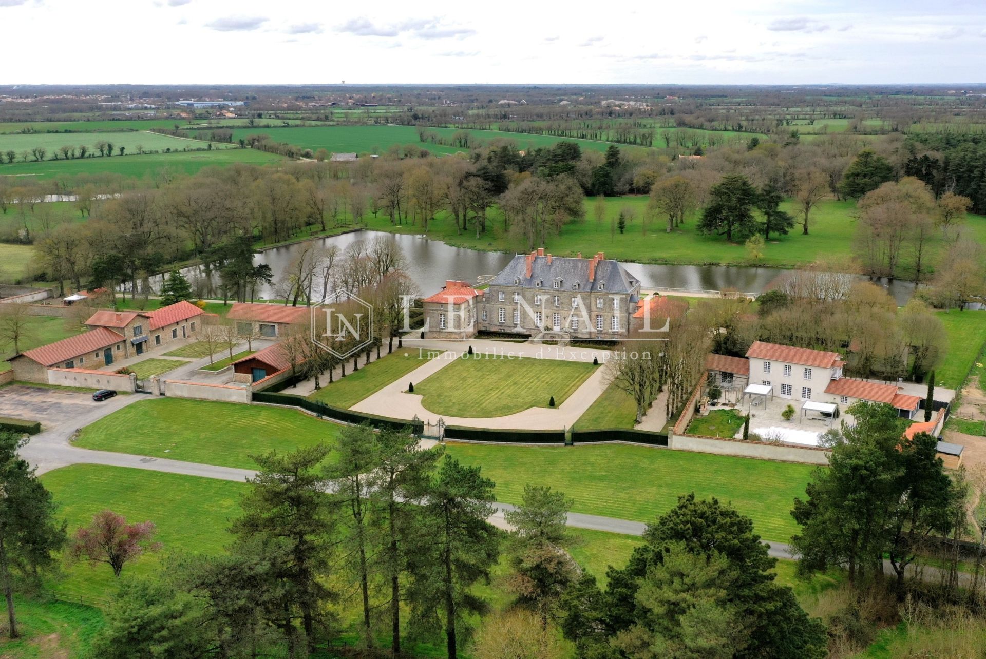 château 16 pièces en vente à LA ROCHE SUR YON (85000)