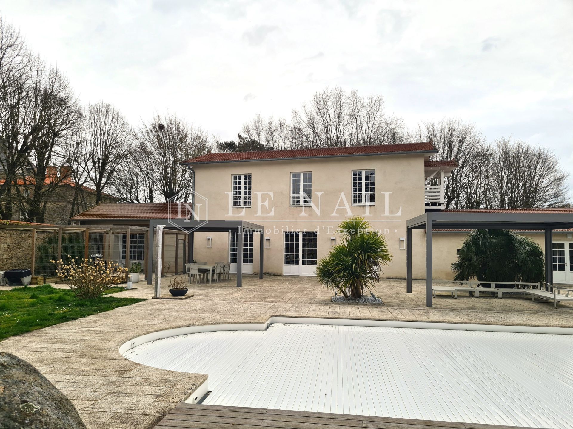 castle 16 rooms for sale on LA ROCHE SUR YON (85000)