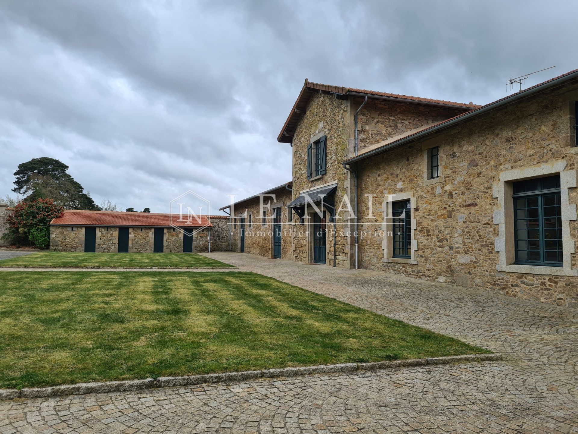 castle 16 rooms for sale on LA ROCHE SUR YON (85000)