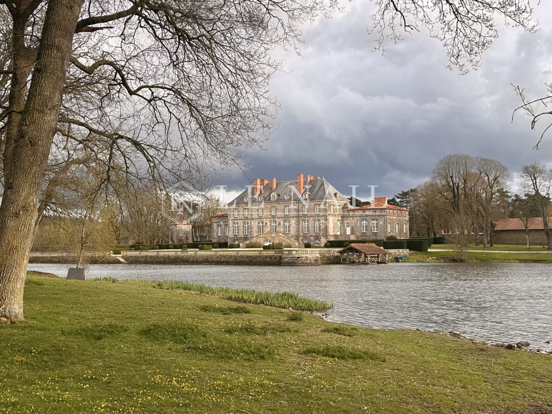 castle 16 rooms for sale on LA ROCHE SUR YON (85000)