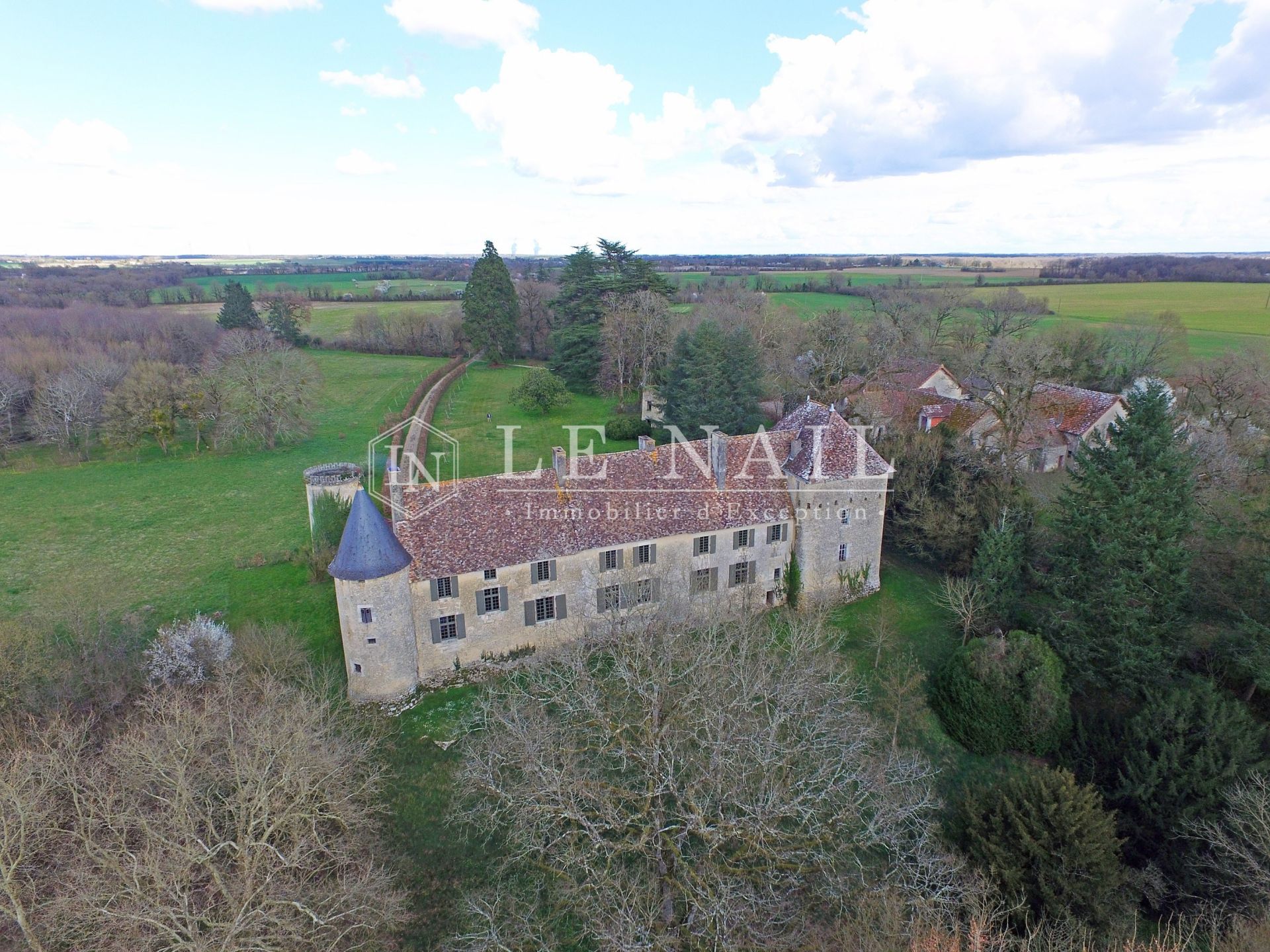 castle 23 rooms for sale on POITIERS (86000)