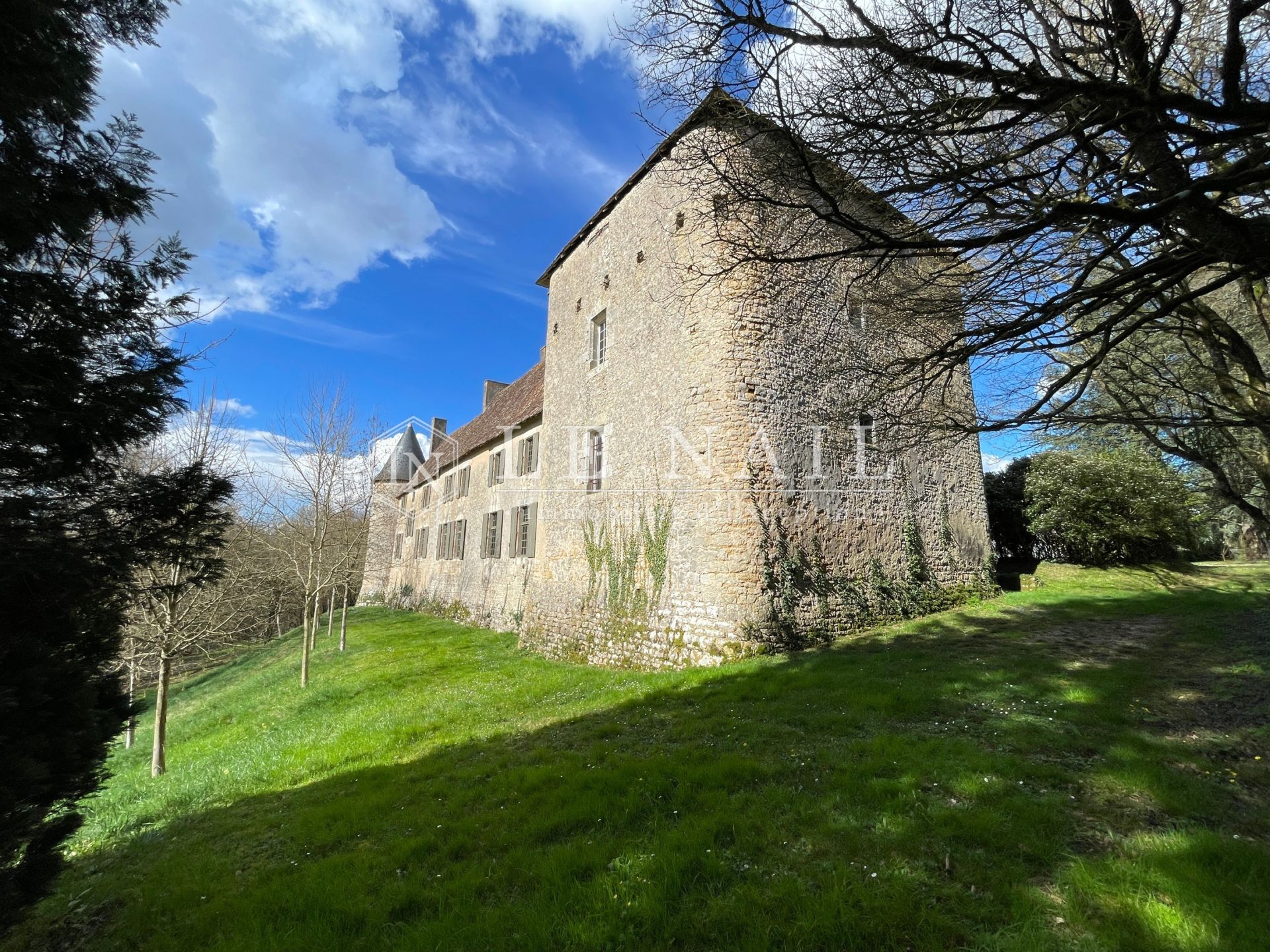 castle 23 rooms for sale on POITIERS (86000)
