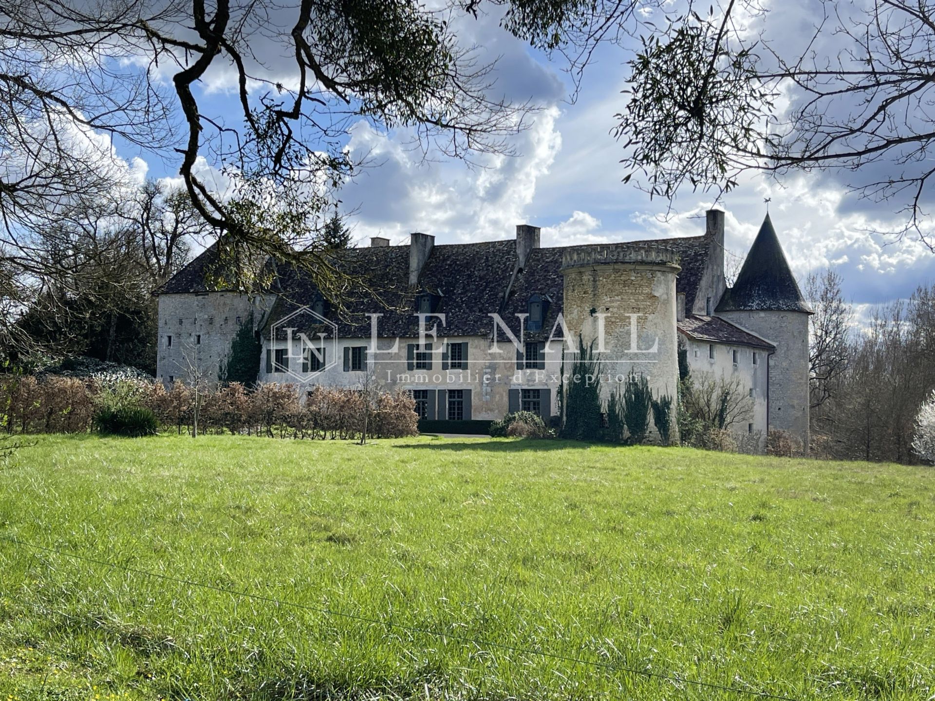 castle 23 rooms for sale on POITIERS (86000)