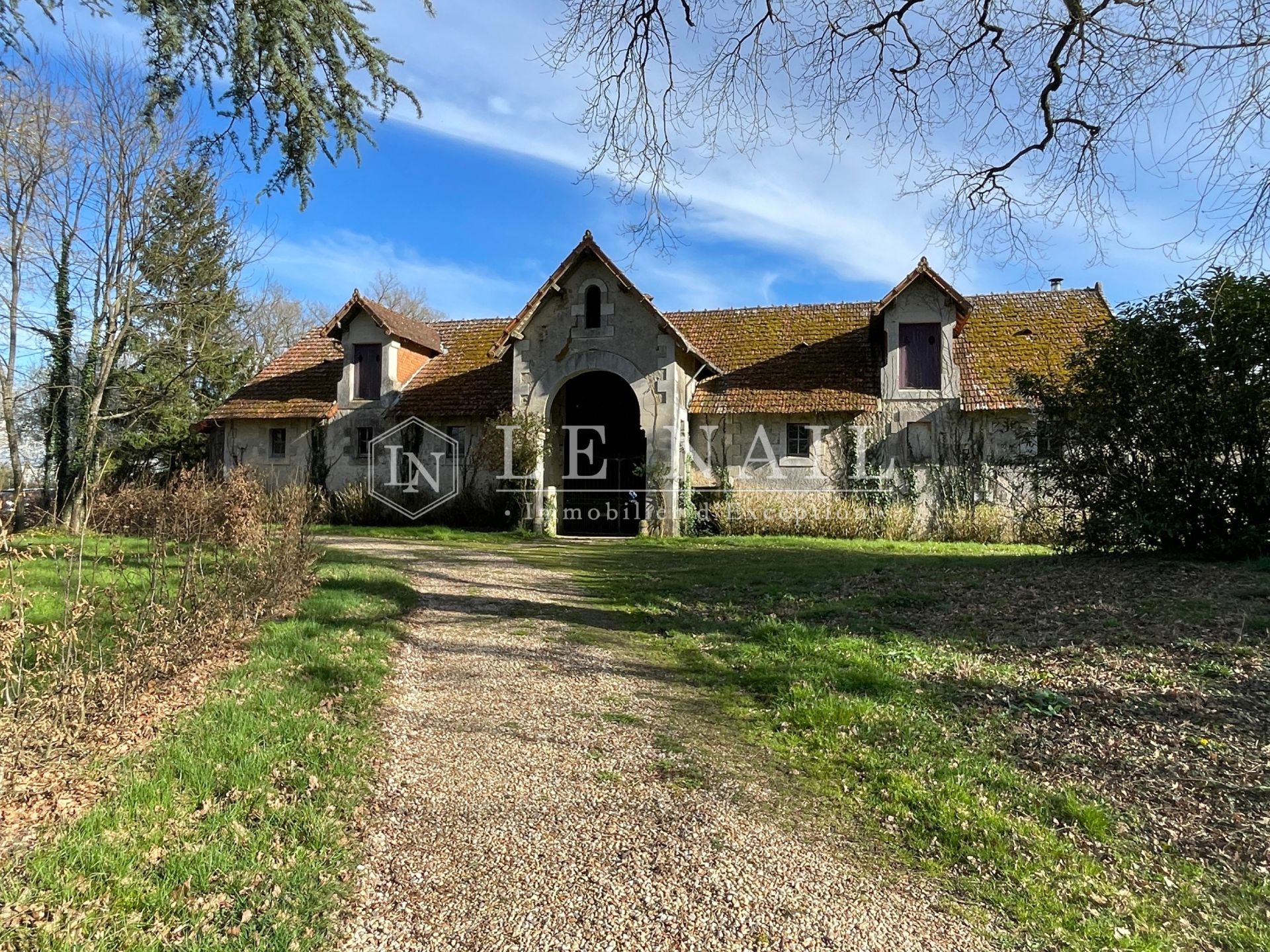 castle 23 rooms for sale on POITIERS (86000)
