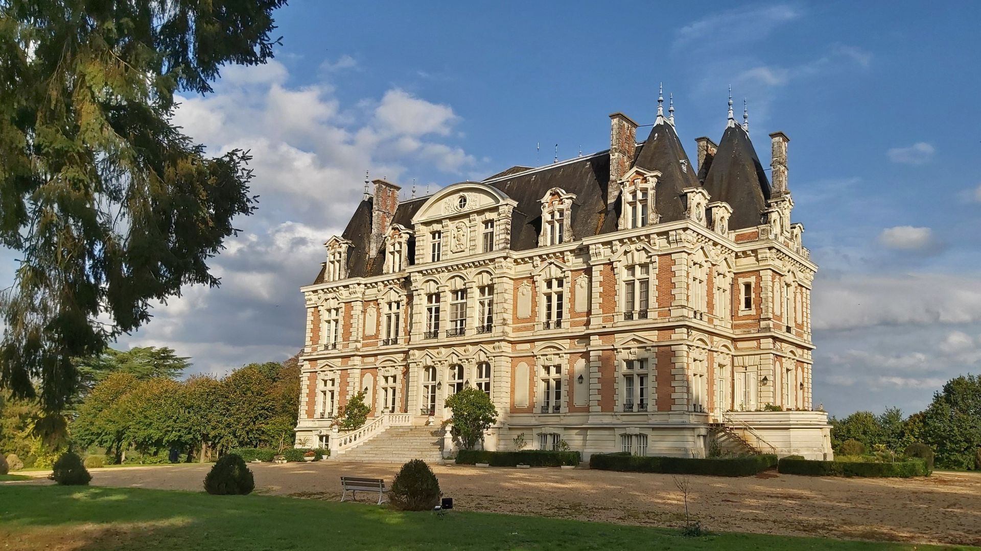castle 32 rooms for sale on ANGERS (49000)