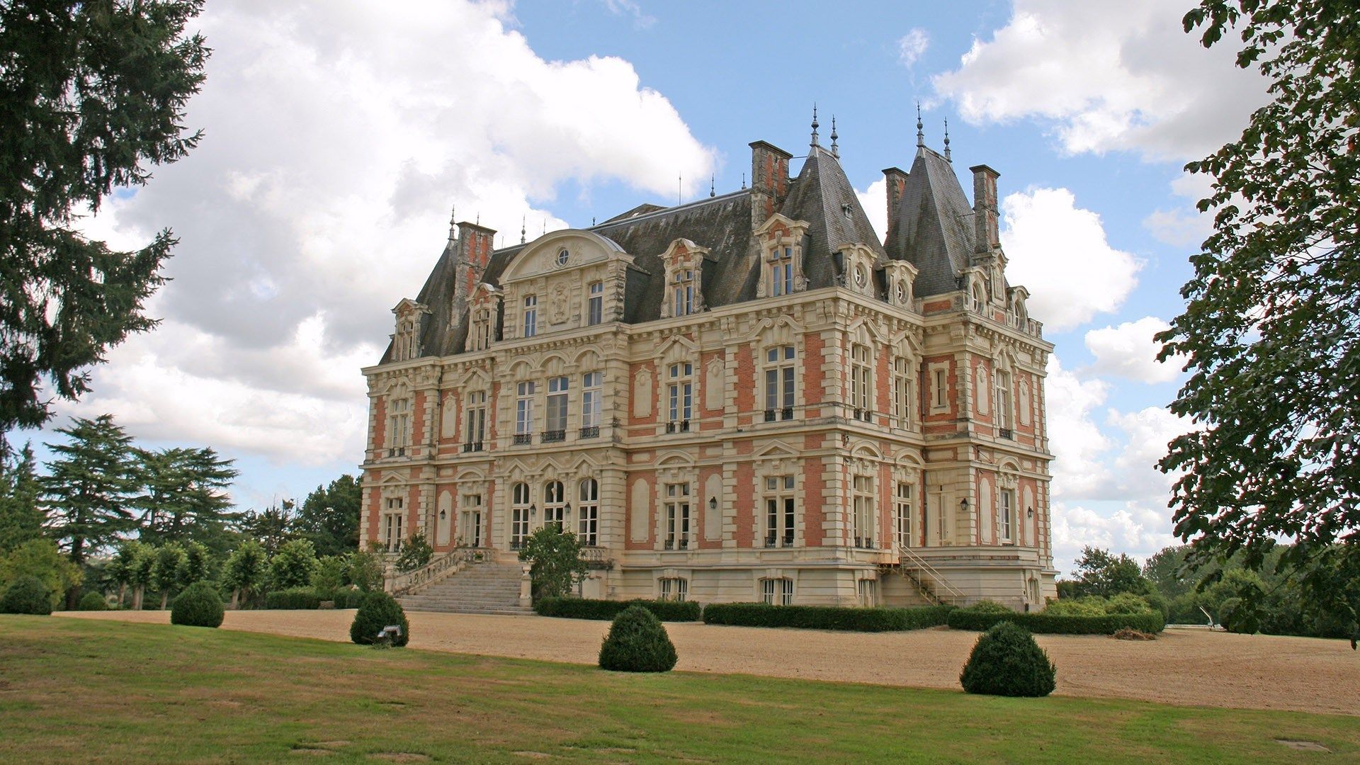 castle 32 rooms for sale on ANGERS (49000)