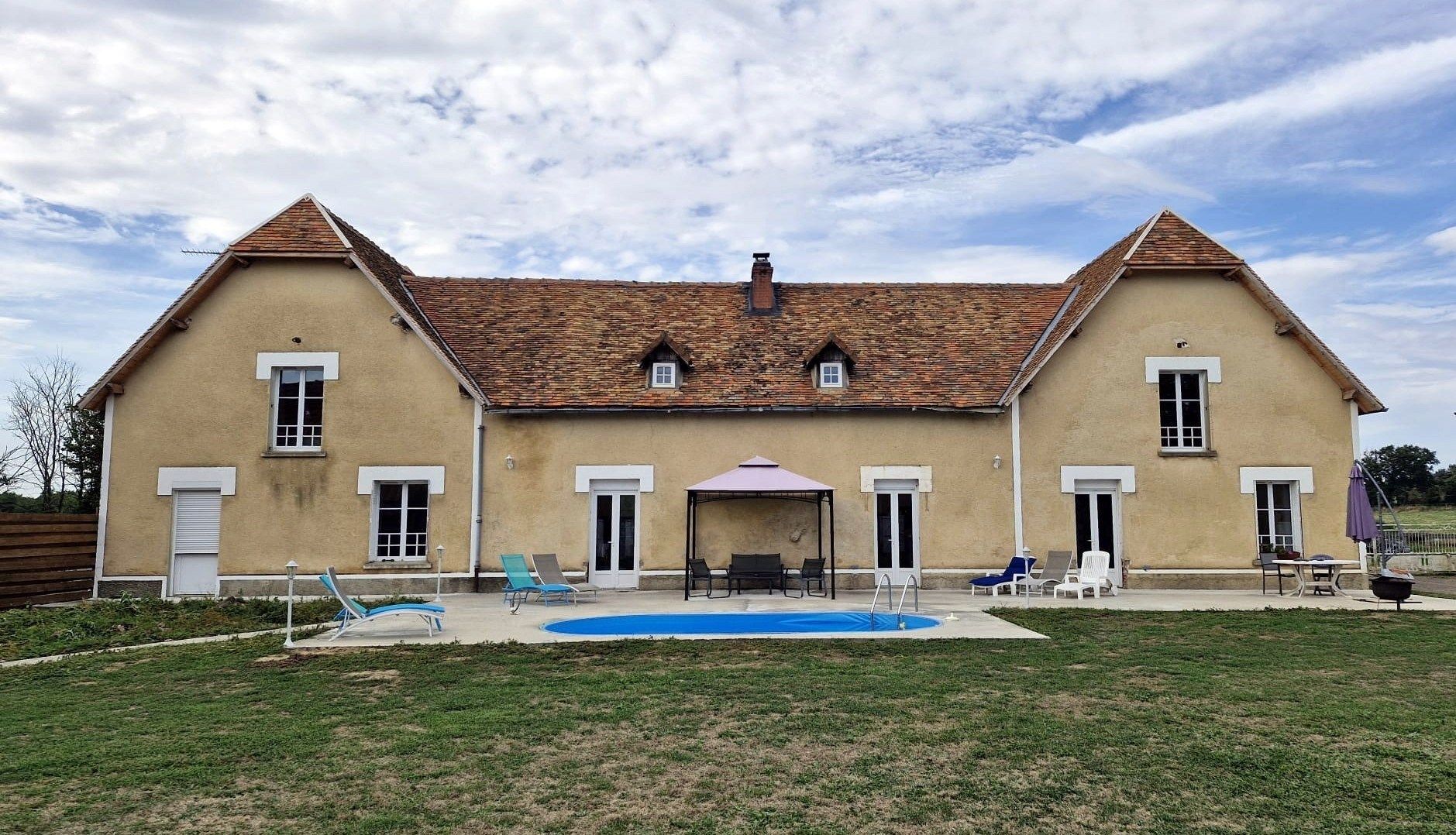 maison 8 pièces en vente à MONTMORILLON (86500)
