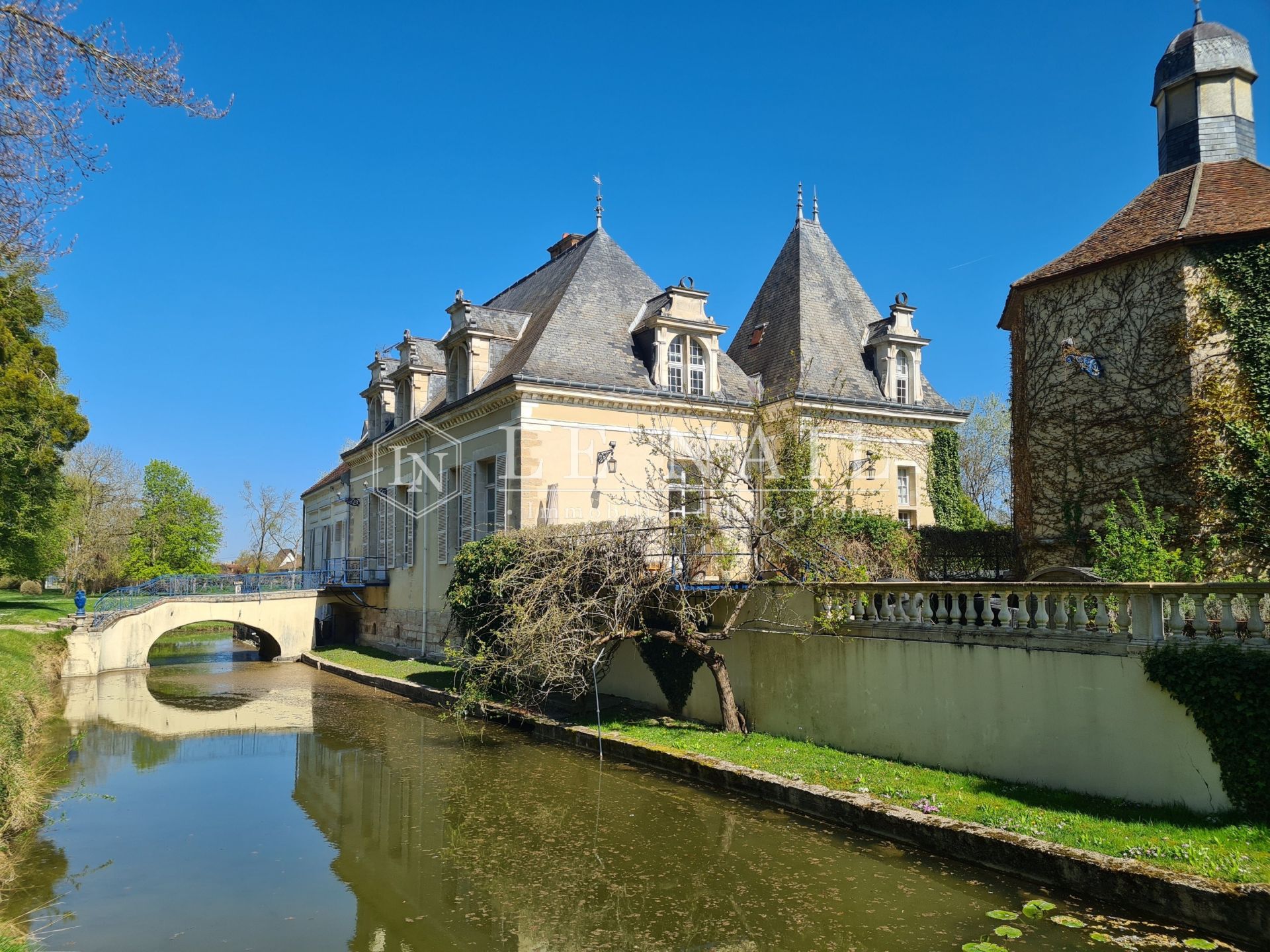 castle 33 rooms for sale on TROYES (10000)