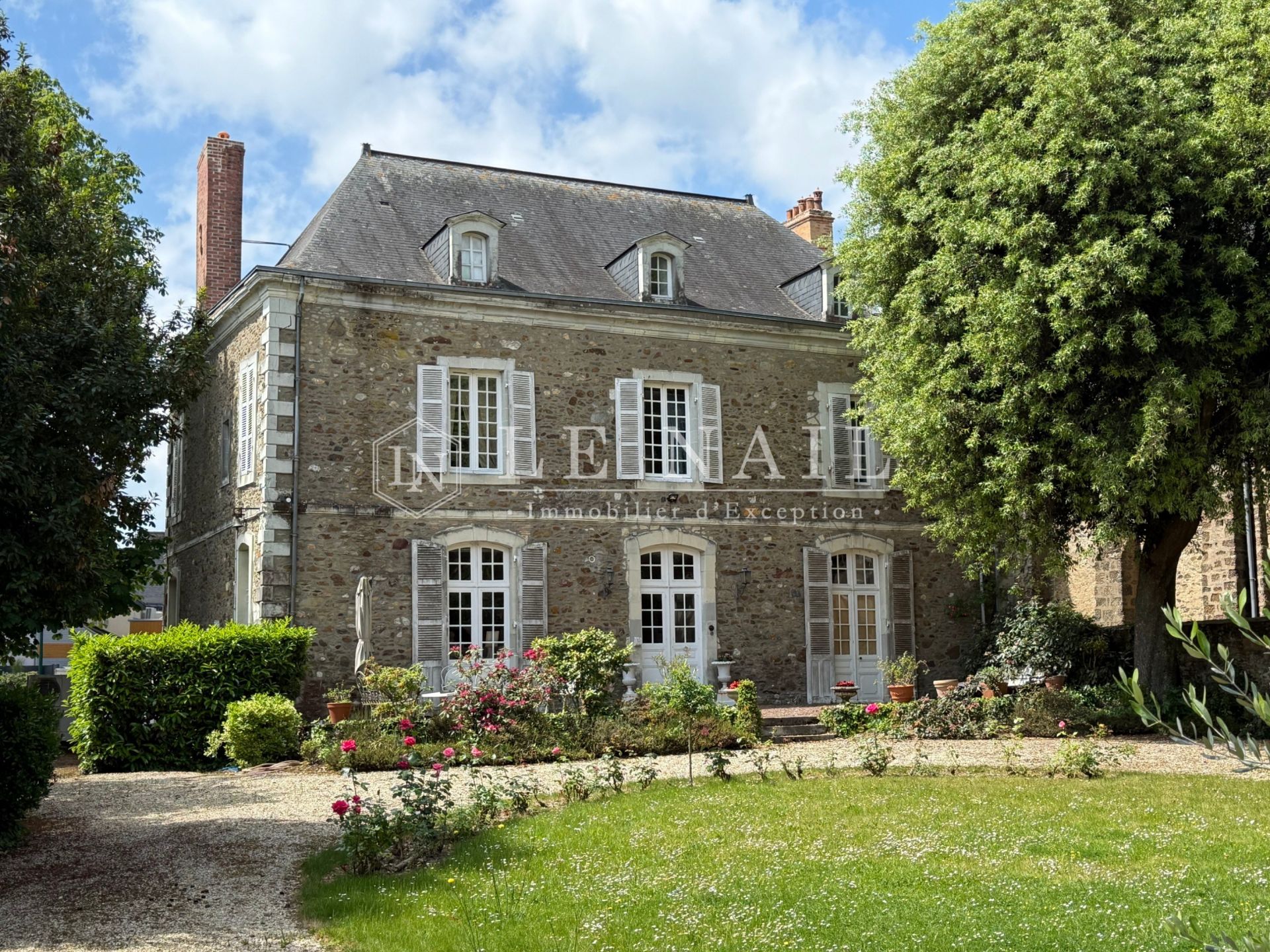 townhouse 12 rooms for sale on CHATEAU GONTIER (53200)